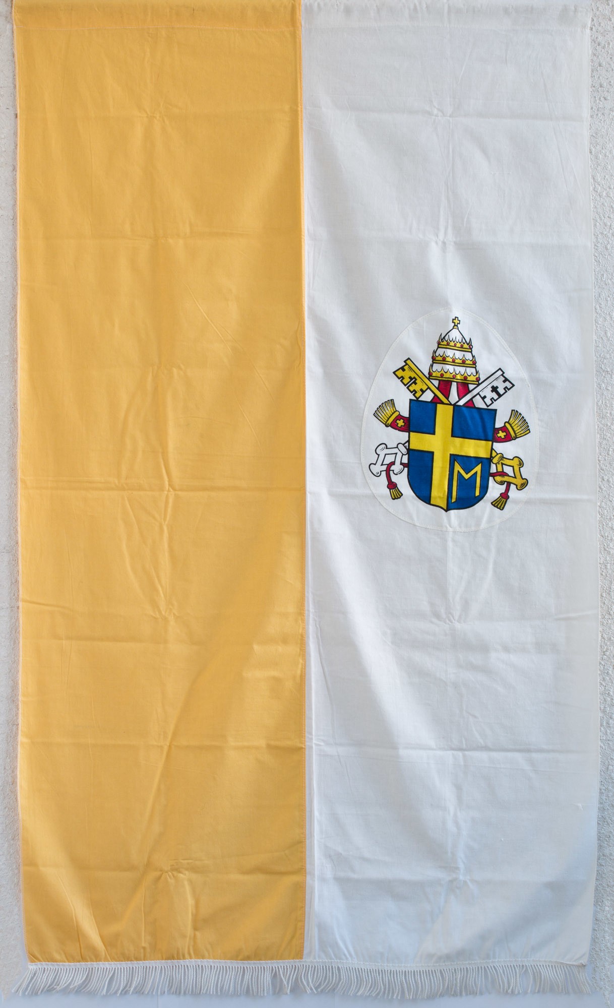 Zászló a pápalátogatás emlékére (Postamúzeum CC BY-NC-SA)