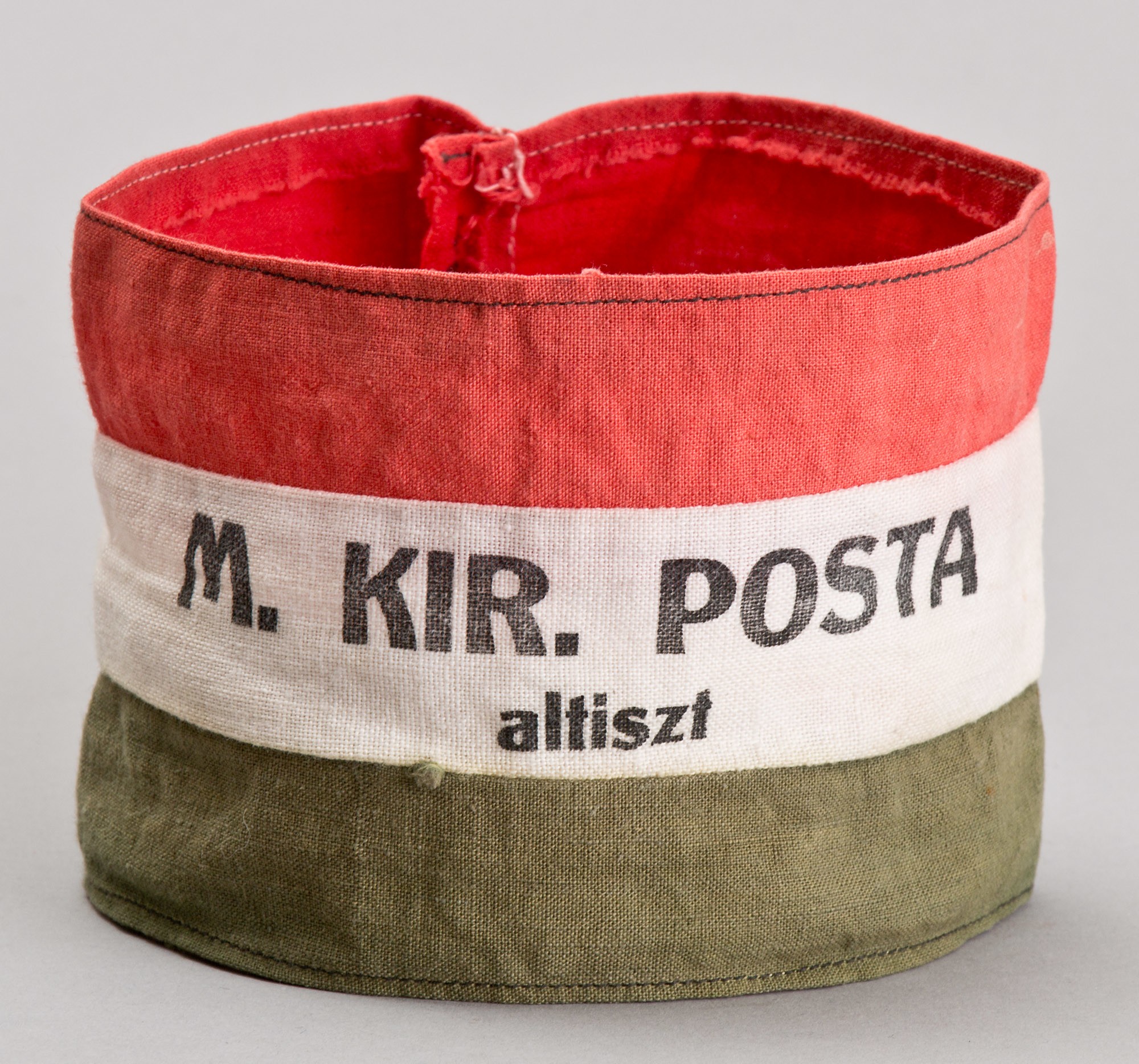Nemzeti színű karszalag "M.KIR.POSTA altiszt" (Postamúzeum CC BY-NC-SA)