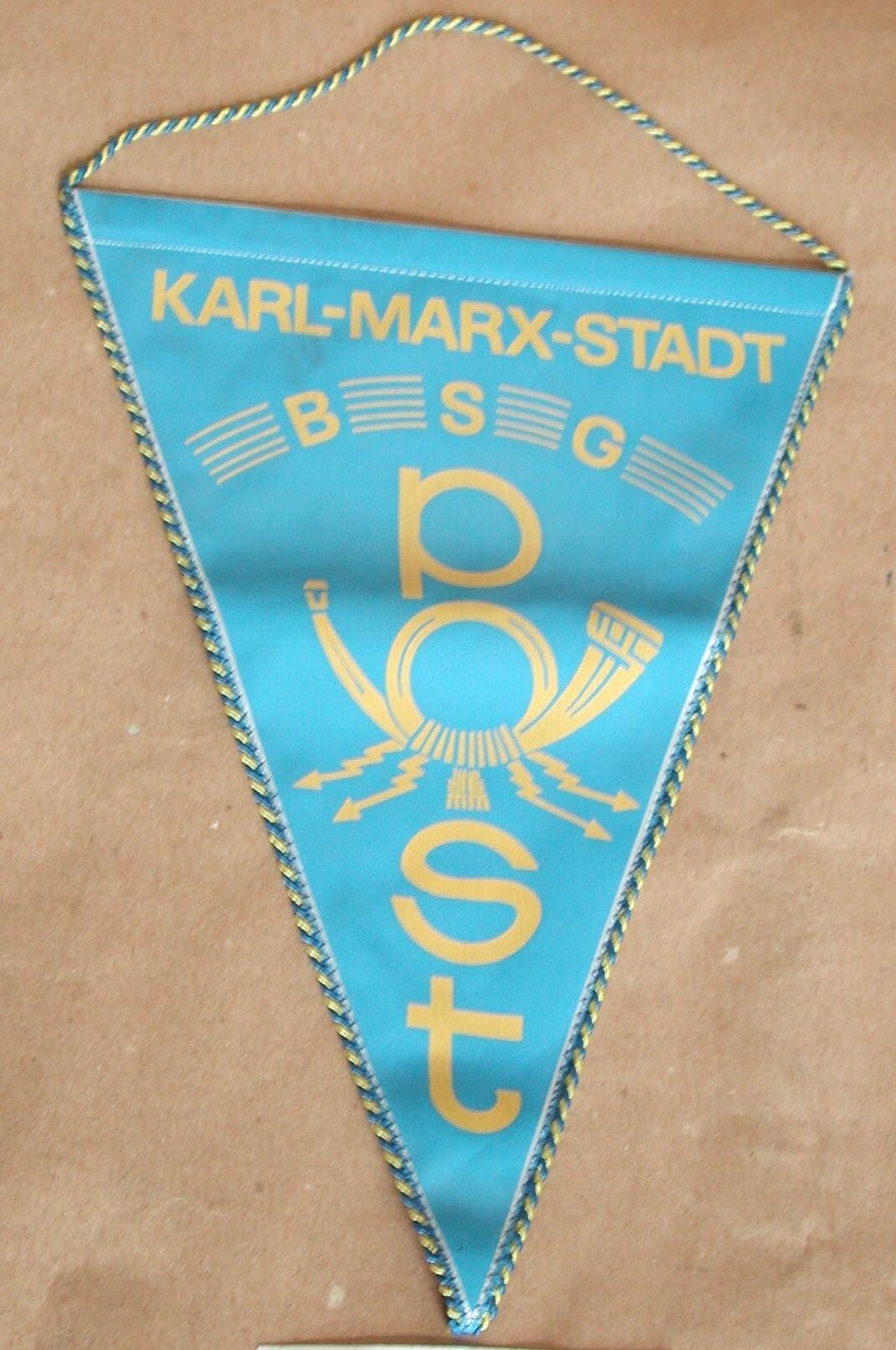 Háromszögletű zászló (NDK) (Postamúzeum CC BY-NC-SA)