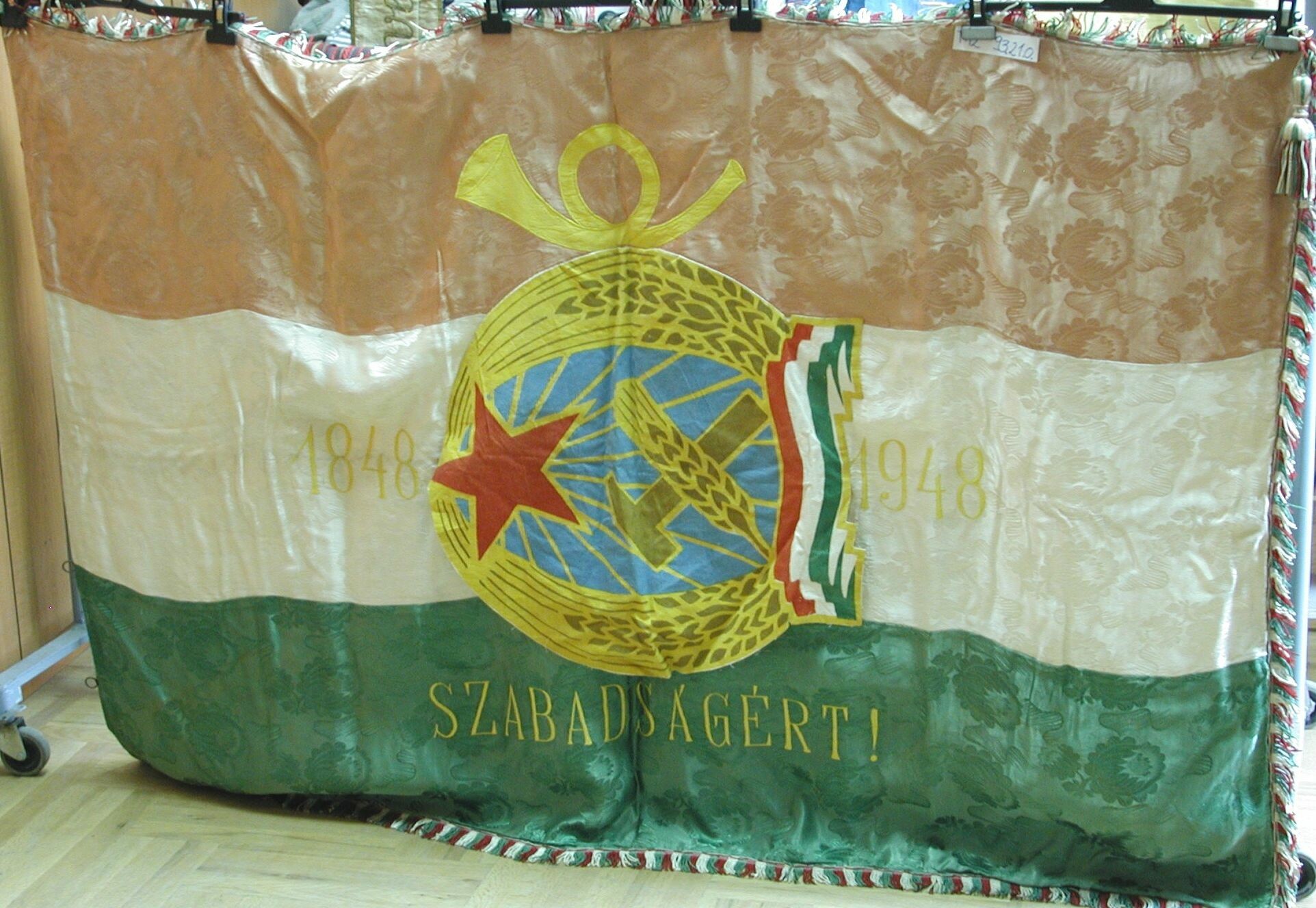 Nemzeti színű zászló (Salgótarjáni Postás Szakszervezet) (Postamúzeum CC BY-NC-SA)