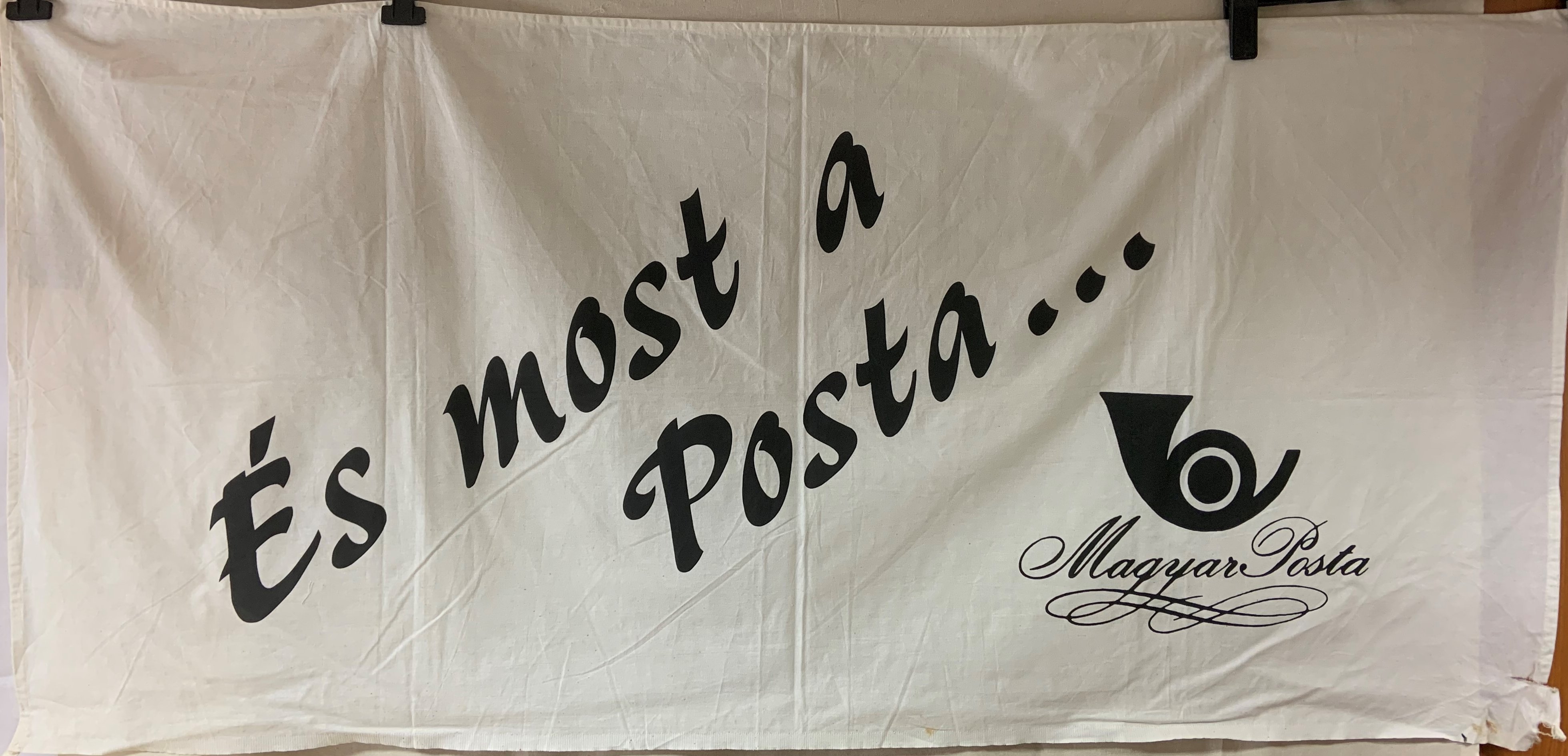 Zászló „És most a Posta…” (Postamúzeum CC BY-NC-SA)