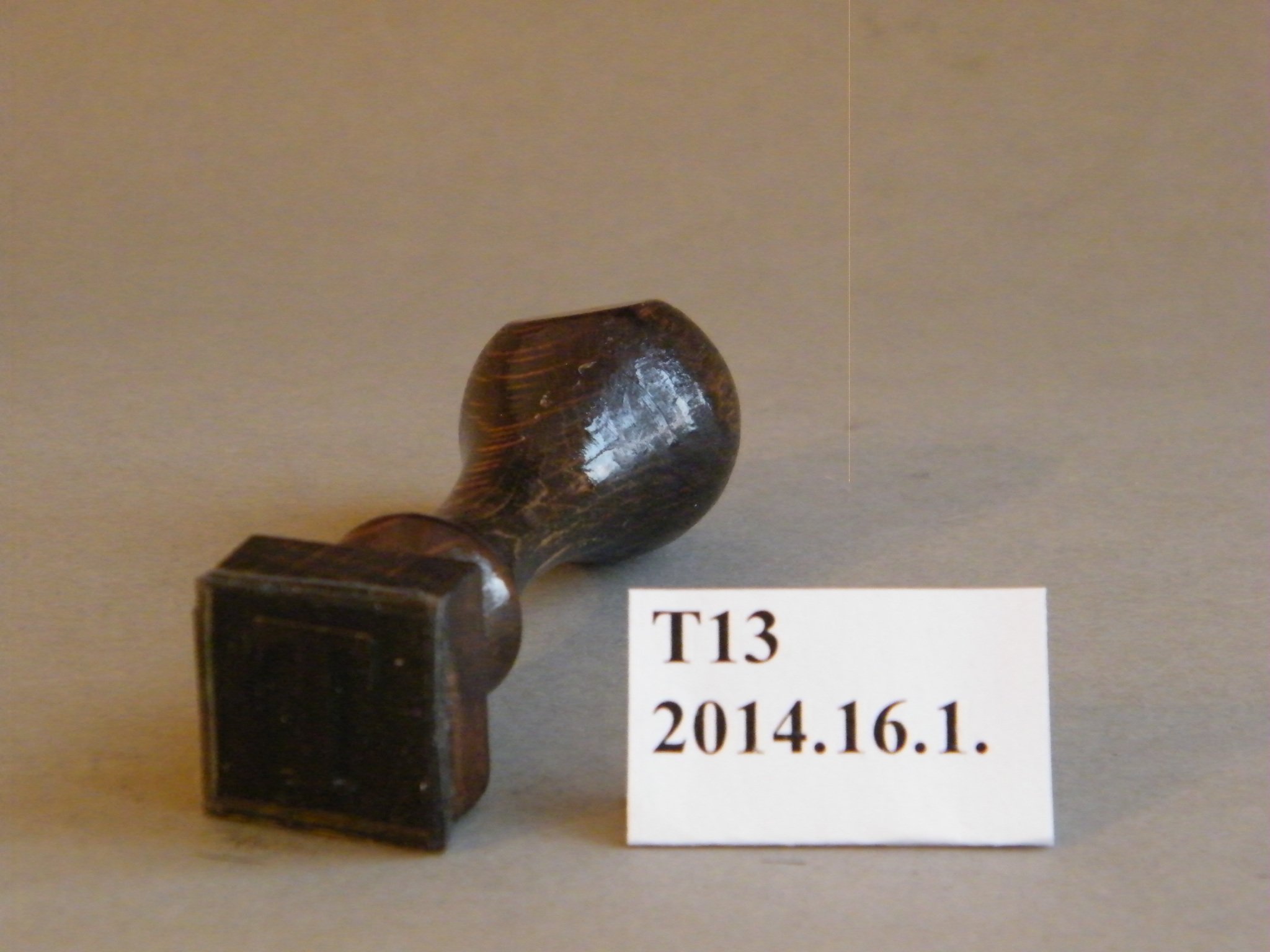 Kezelési bélyegző "T" (Postamúzeum CC BY-NC-SA)
