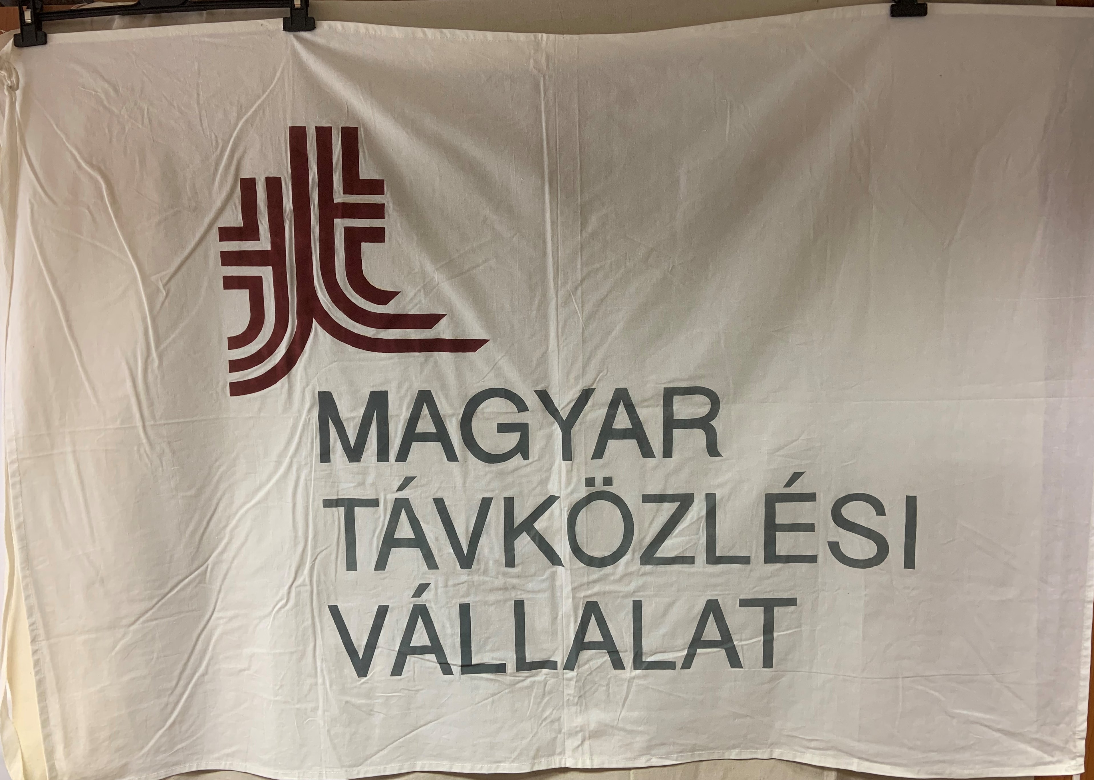 Textil reklámfelirat, MATÁV (Postamúzeum CC BY-NC-SA)