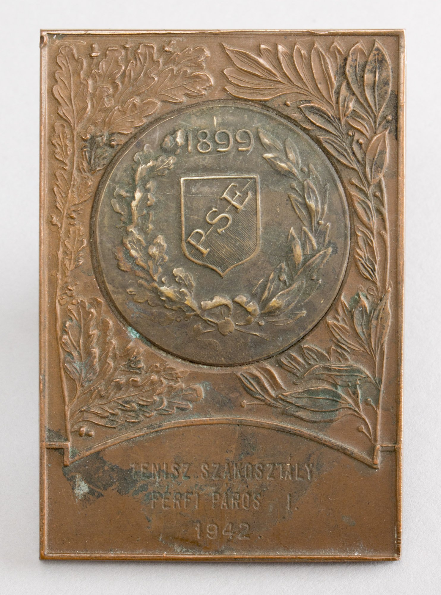 Emlékplakett (bronz) „PSE 1899 TENISZ SZAKOSZTÁLY FÉRFI PÁROS I. 1942.” (Postamúzeum CC BY-NC-SA)