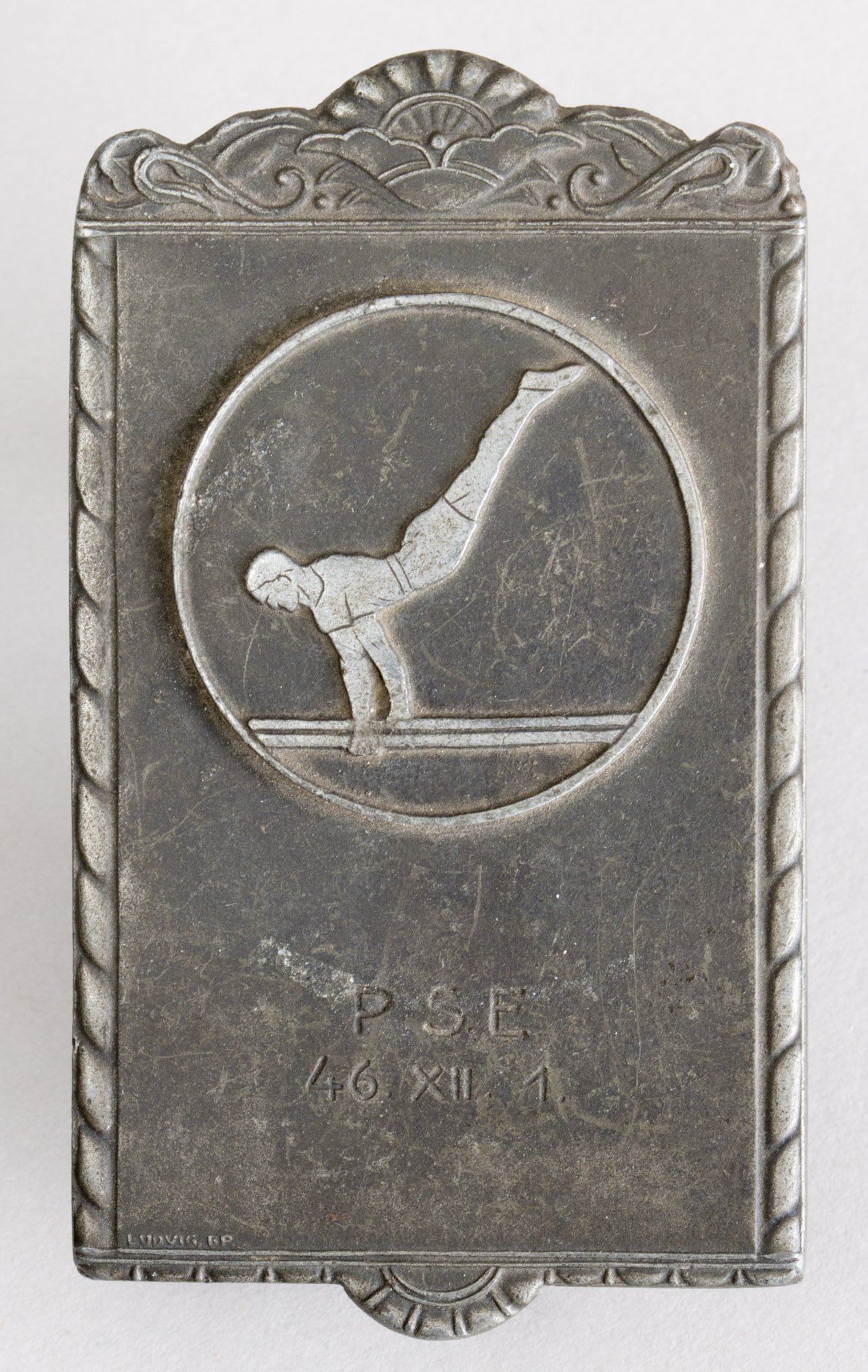 Emlékplakett (bronz) „PSE [19]46. XII.1.” (Postamúzeum CC BY-NC-SA)