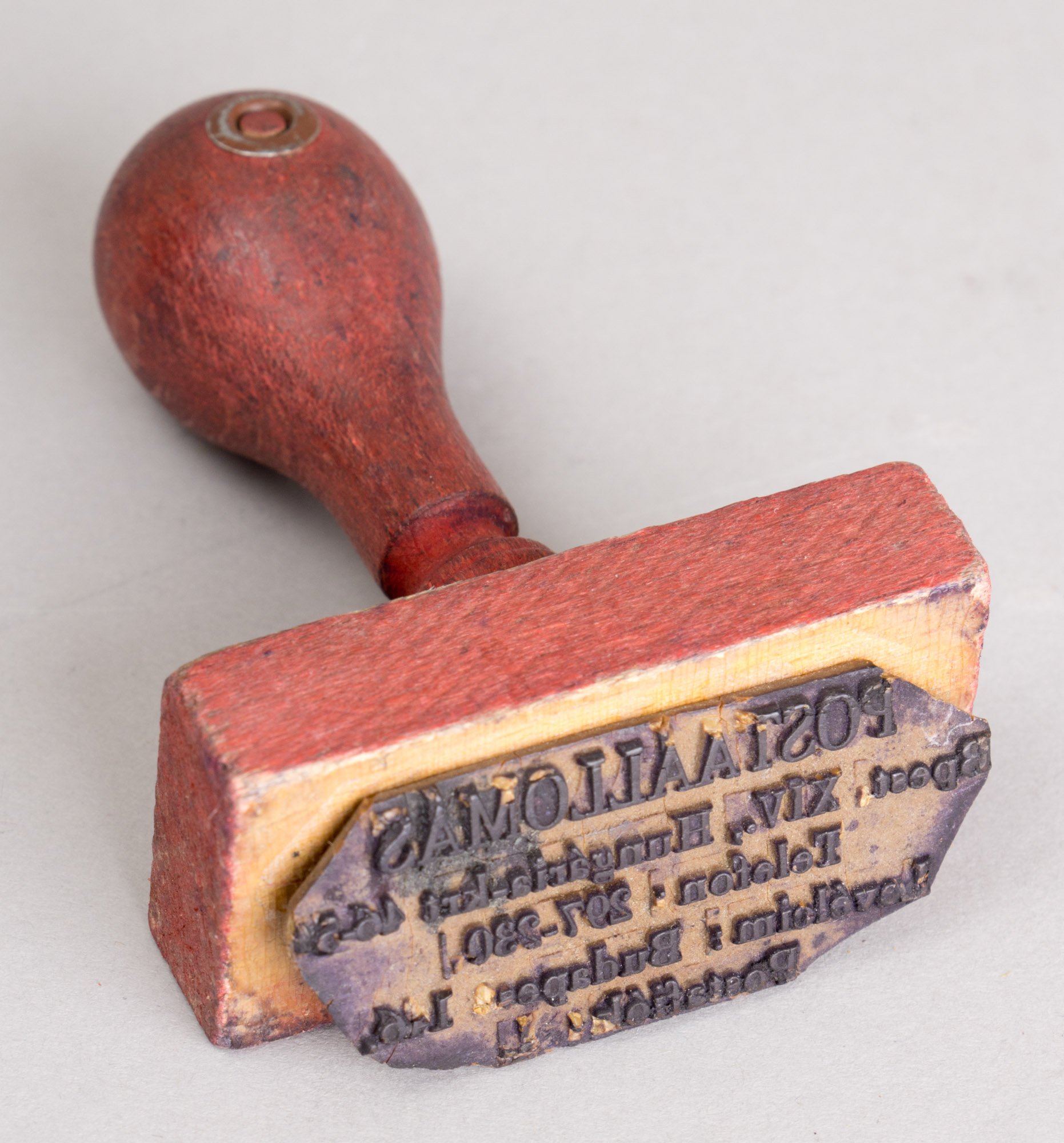 Gumibélyegző (szögletes) „POSTAÁLLOMÁS Bpest, XIV., Hungária krt.46-50. Telefon:…” (Postamúzeum CC BY-NC-SA)