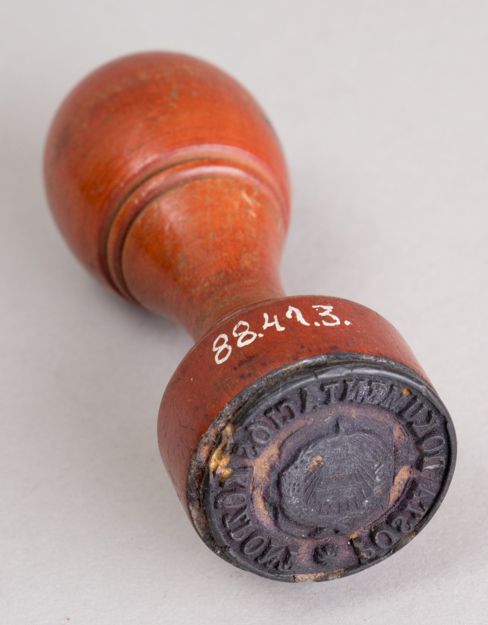 Gumibélyegző (kör alakú) „POSTA DOKUMENTÁCIÓS KÖZPONT” (Postamúzeum CC BY-NC-SA)