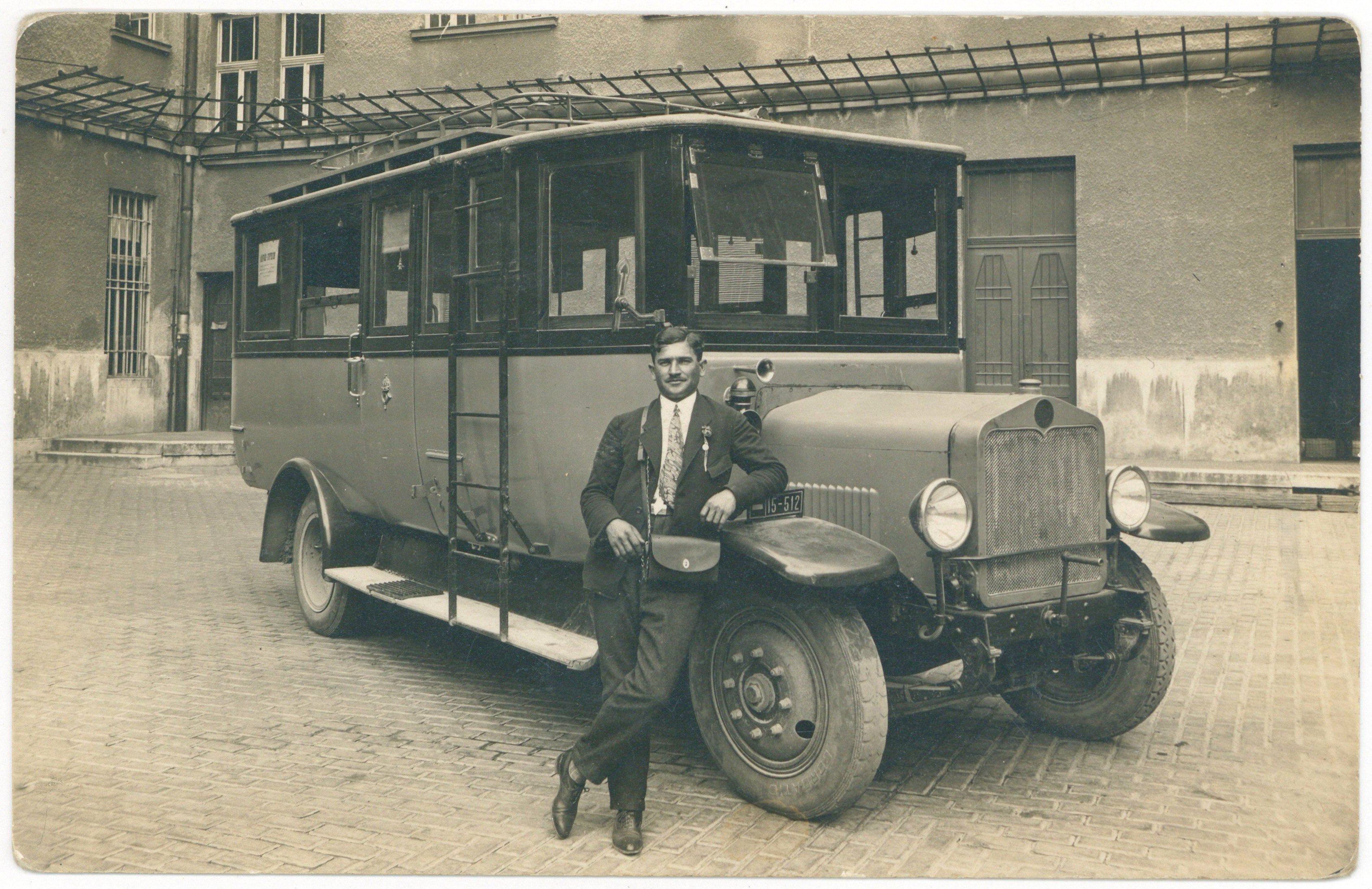 Az első soproni postai személyszállító autóbusz (Postamúzeum CC BY-NC-SA)