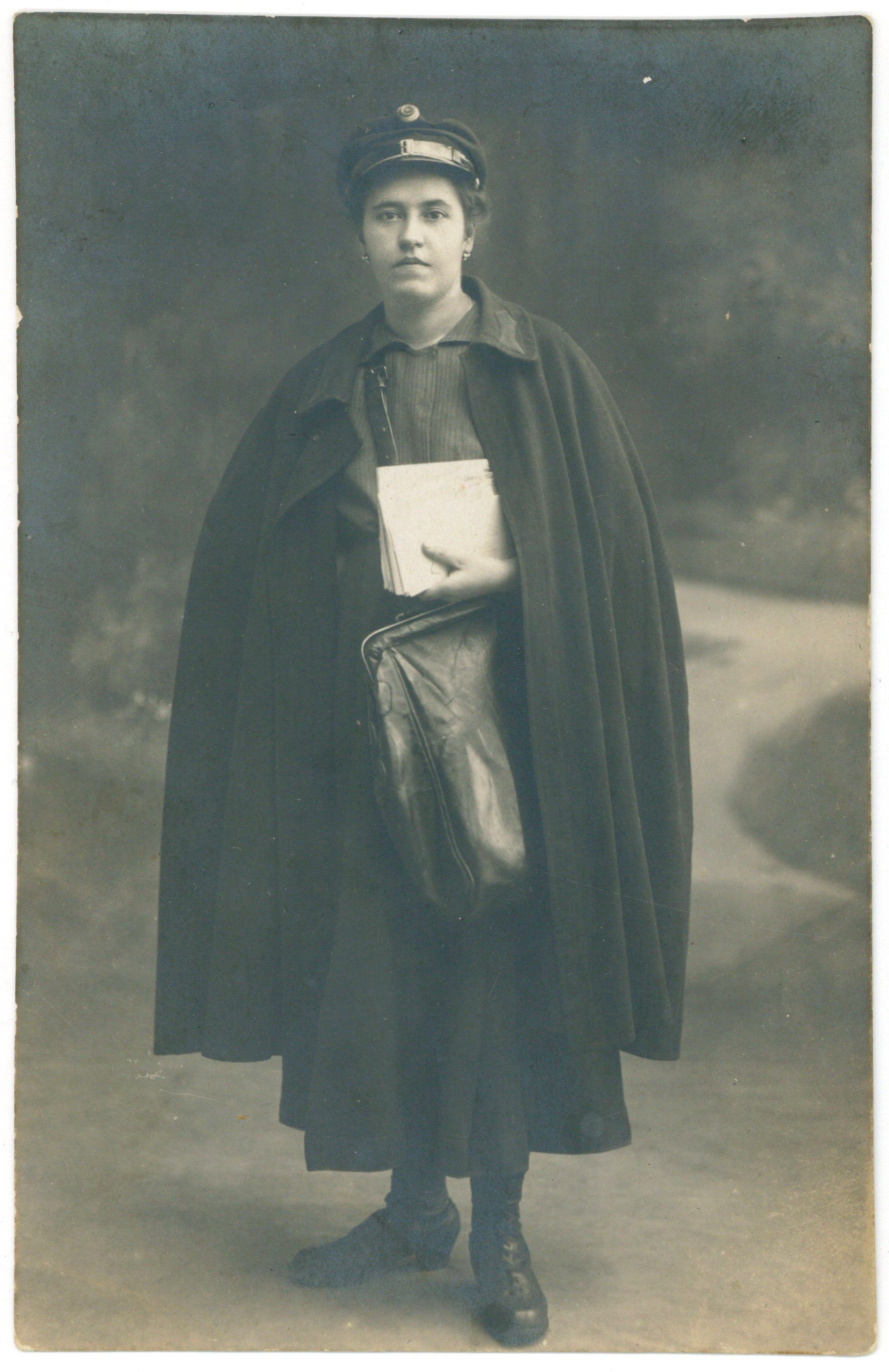 Völgyes (Winter) Lajosné, első női kézbesítők egyike (Postamúzeum CC BY-NC-SA)