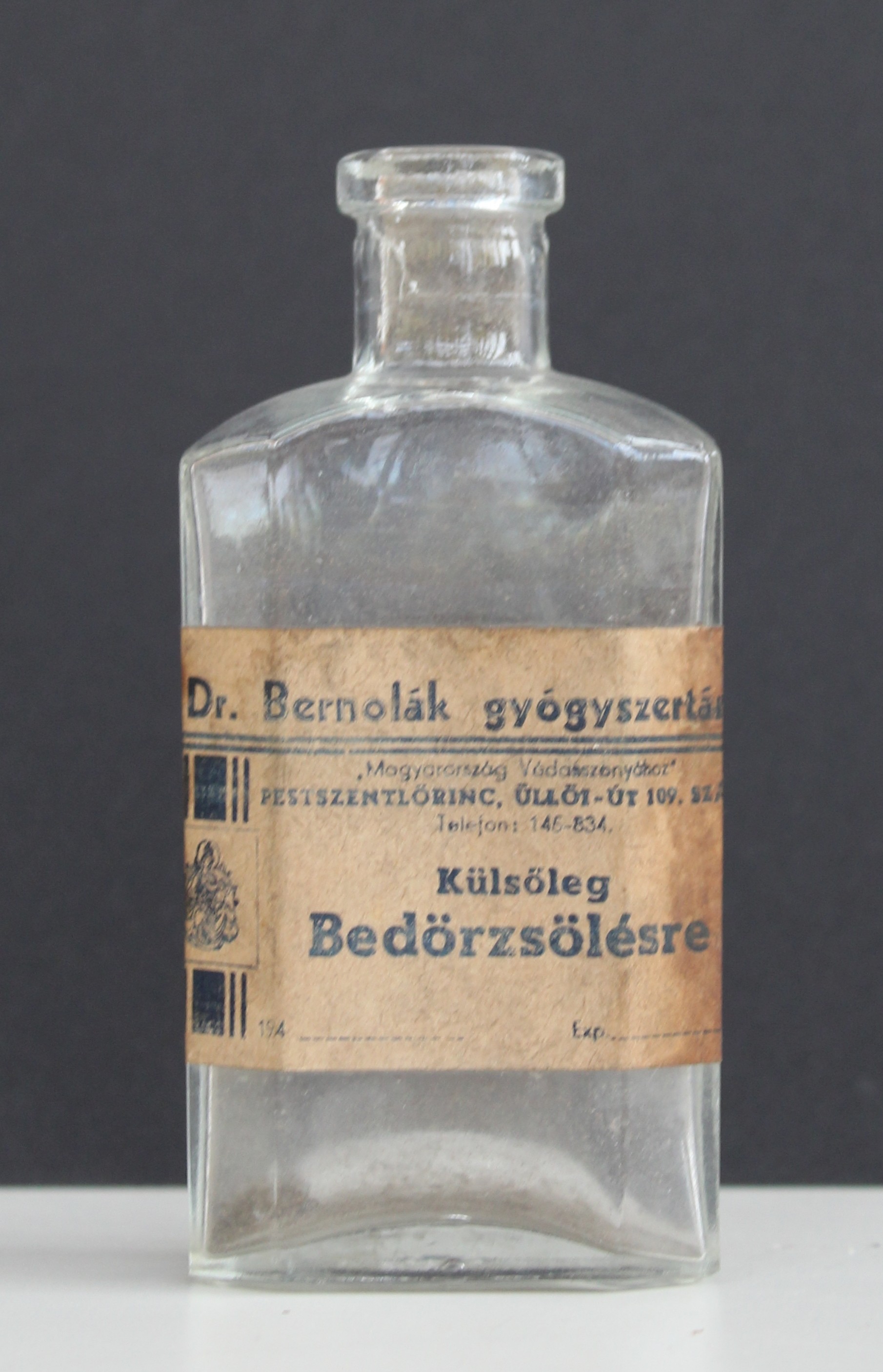 gyógyszertári üvegcse - Dr. Bernolák gyógyszertár (Tomory Lajos Múzeum CC BY-NC-SA)