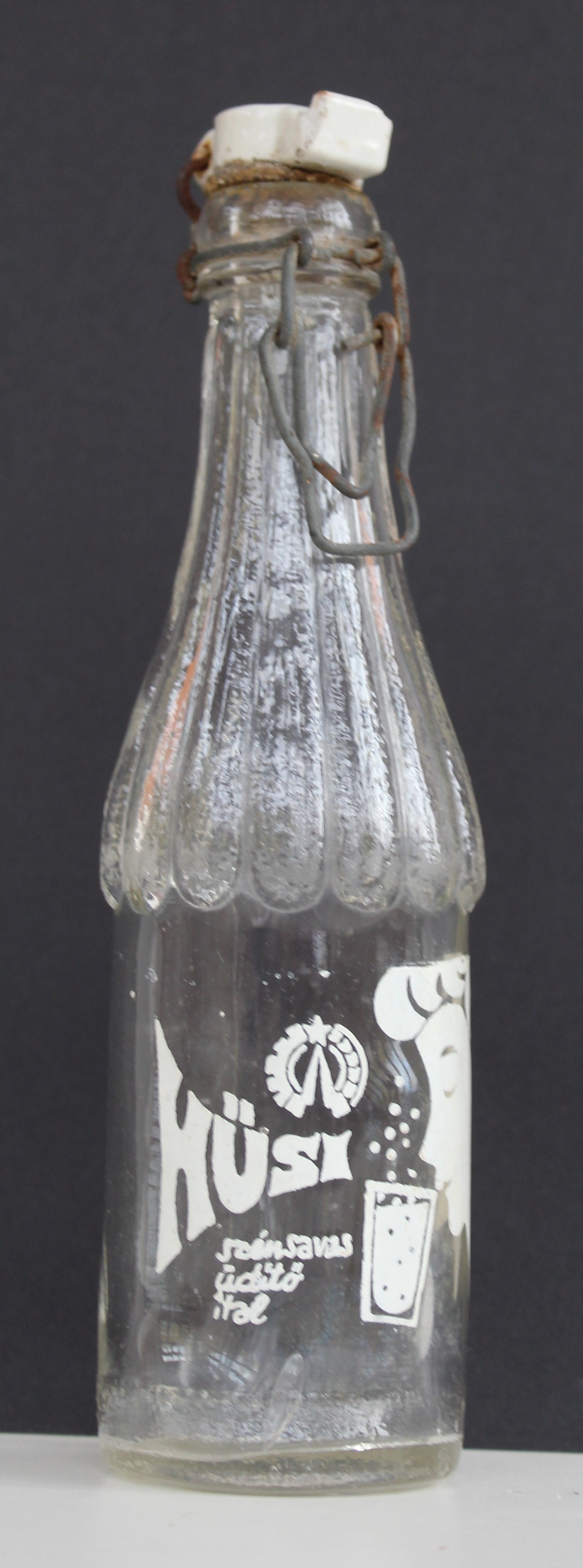 üdítő italos üveg - Hüsi (Tomory Lajos Múzeum CC BY-NC-SA)
