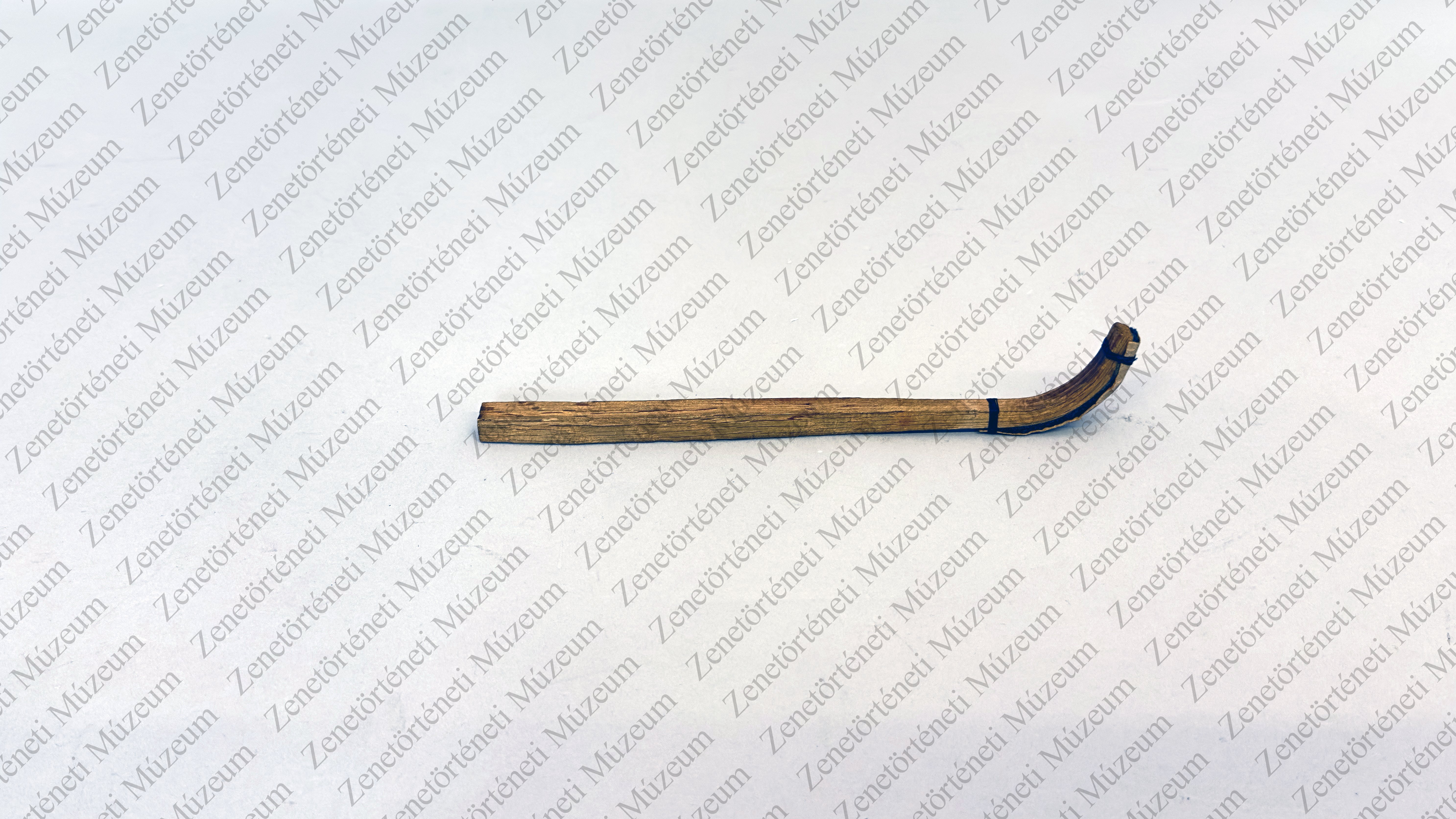 Filccel és dörzspapírral ellátott cimbalomverő formájú fa (Zenetörténeti Múzeum CC BY-NC-SA)