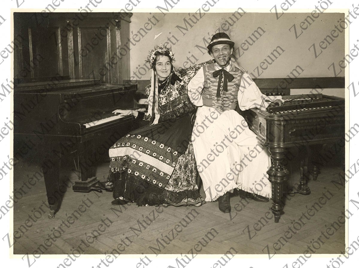Rácz Aladár és felesége, Yvonne Barblan népviseletben (4) (ismeretlen CC BY-NC-SA)