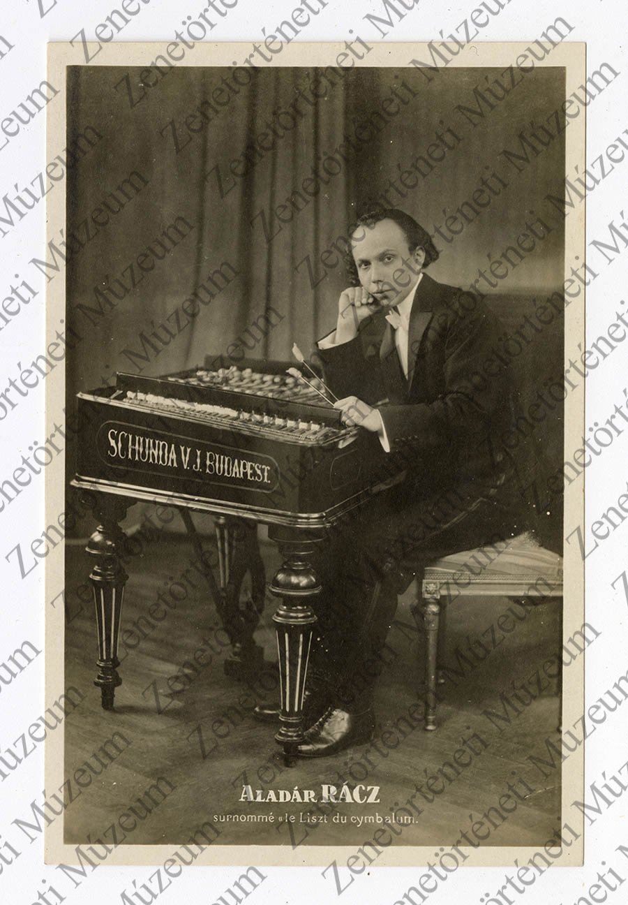 Rácz Aladár a cimbalomnál (képeslap-1) (Zenetörténeti Múzeum CC BY-NC-SA)