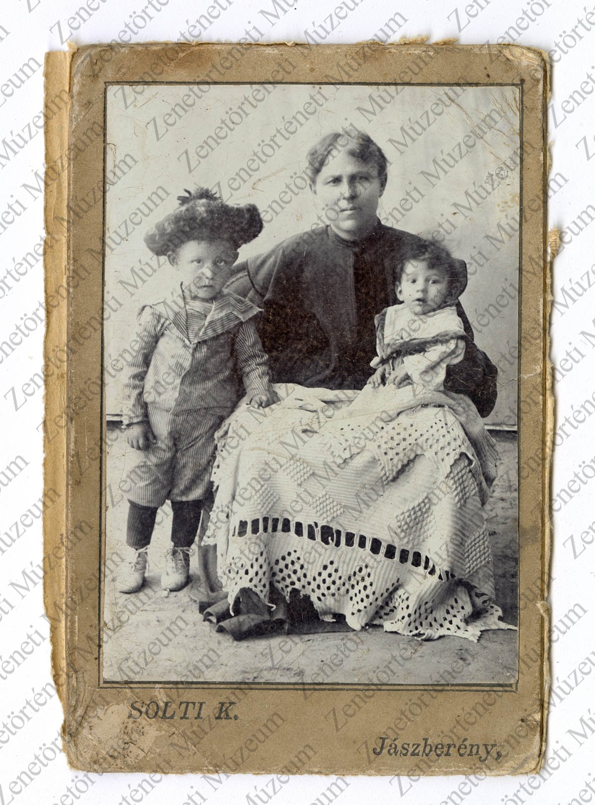 Rácz Aladár gyermekkori fényképe édesanyjával és testvérével (ismeretlen CC BY-NC-SA)