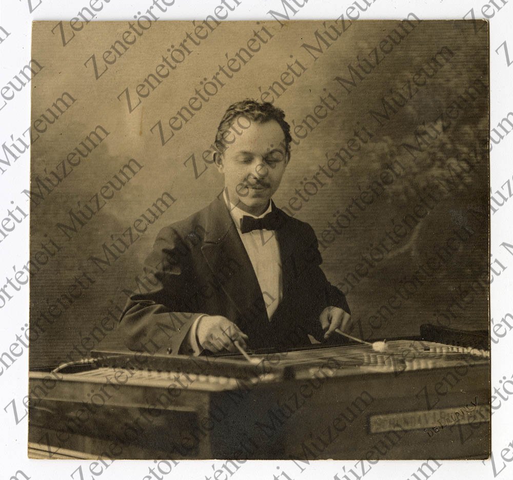 Rácz Aladár a cimbalomnál, 1917 (ismeretlen CC BY-NC-SA)
