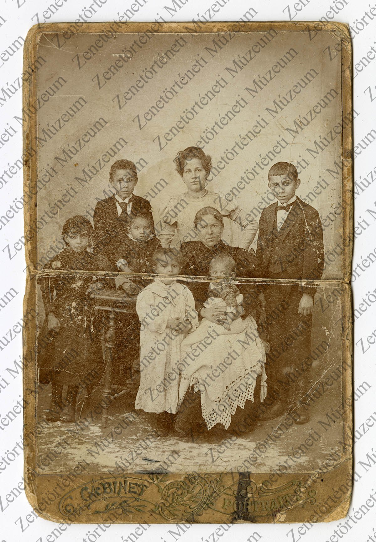 Rácz Aladár édesanyával és testvéreivel, 1899 (ismeretlen CC BY-NC-SA)