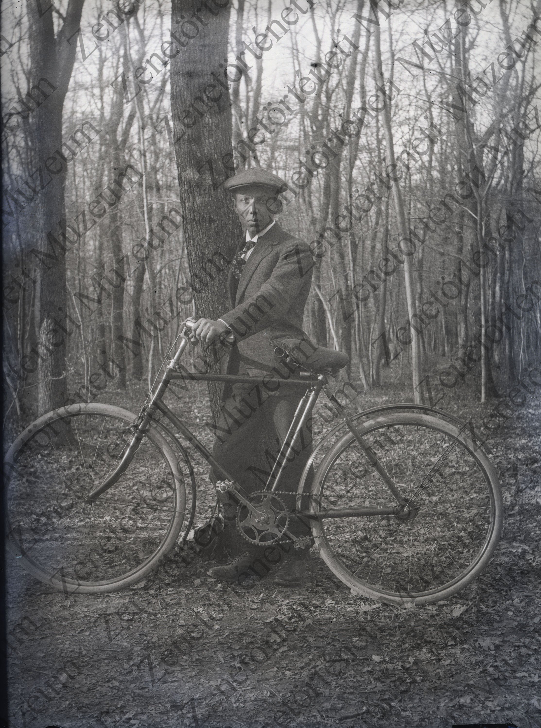 Rácz Aladár biciklivel az erdőben, 1920 (Zenetörténeti Múzeum CC BY-NC-SA)