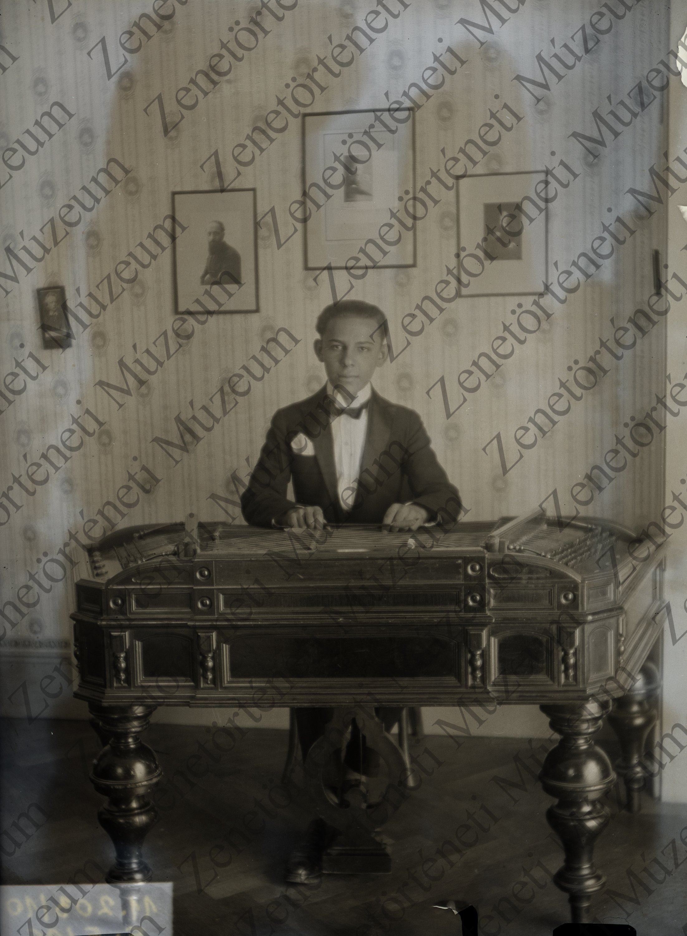Rácz Aladár a cimbalom mögött, fénykép (Zenetörténeti Múzeum CC BY-NC-SA)