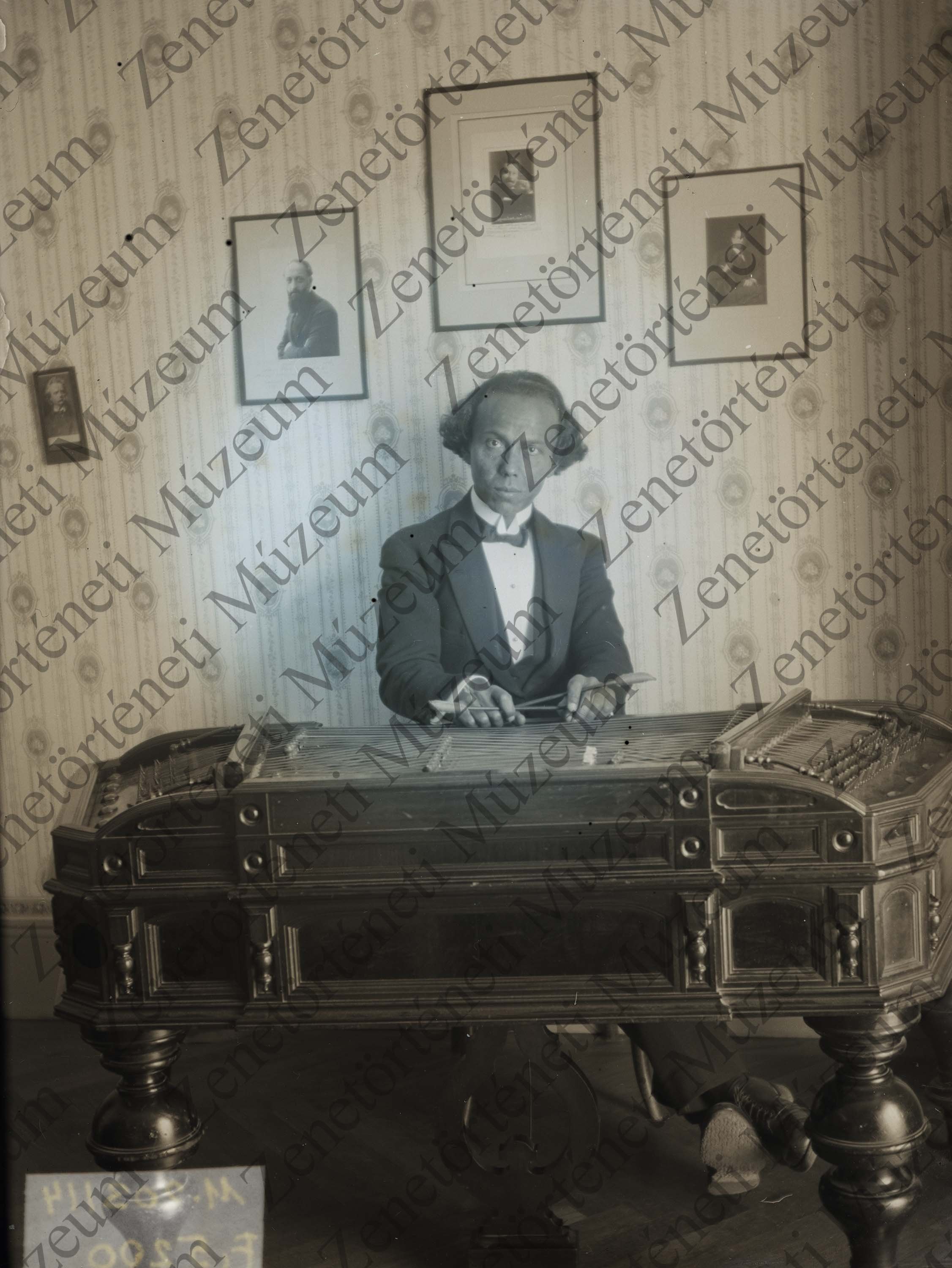 Rácz Aladár a cimbalom mögött, fénykép (Zenetörténeti Múzeum CC BY-NC-SA)