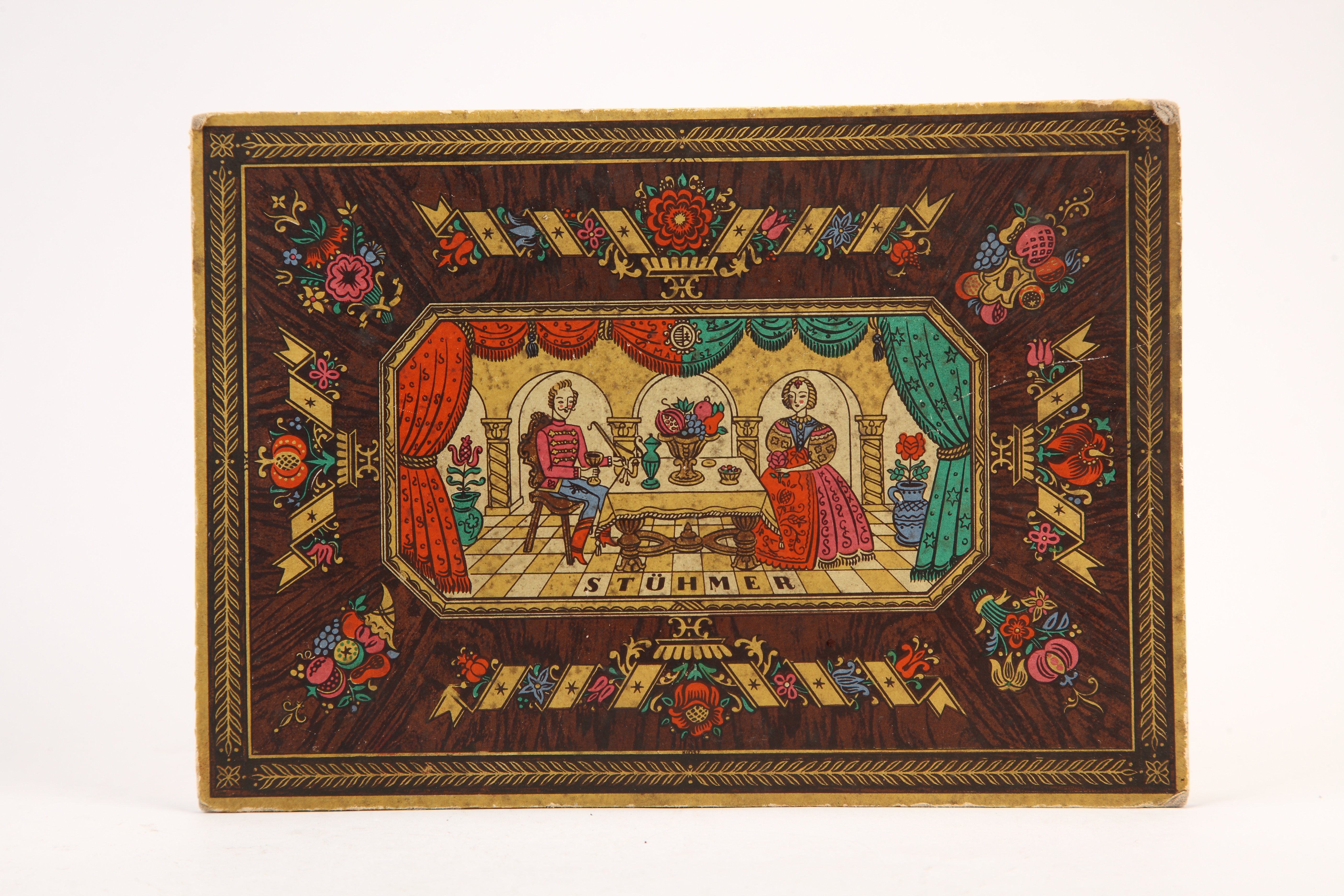 Stühmer papír dobozfedél középkori jelenettel, asztal mellett ülő hölgy és katona. Tervezte: Mallász Gitta (Magyar Kereskedelmi és Vendéglátóipari Múzeum CC BY-NC-SA)