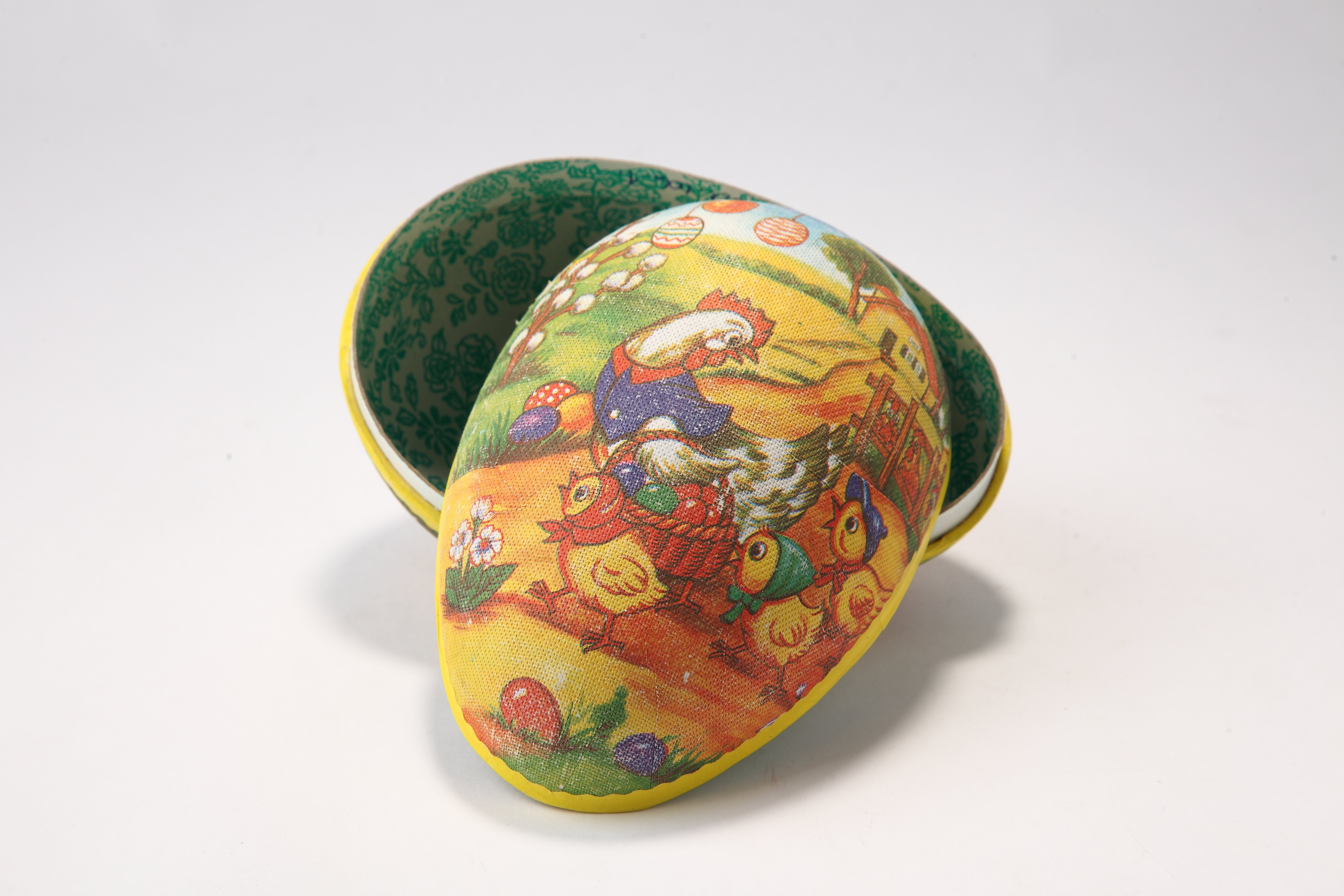 Húsvéti tojás (Dütni) színes papírmasé textil csíkborítással két félből, kívül: ház előtt tyúkanyó csibékkel, húsvéti tojásokkal bel (Magyar Kereskedelmi és Vendéglátóipari Múzeum CC BY-NC-SA)