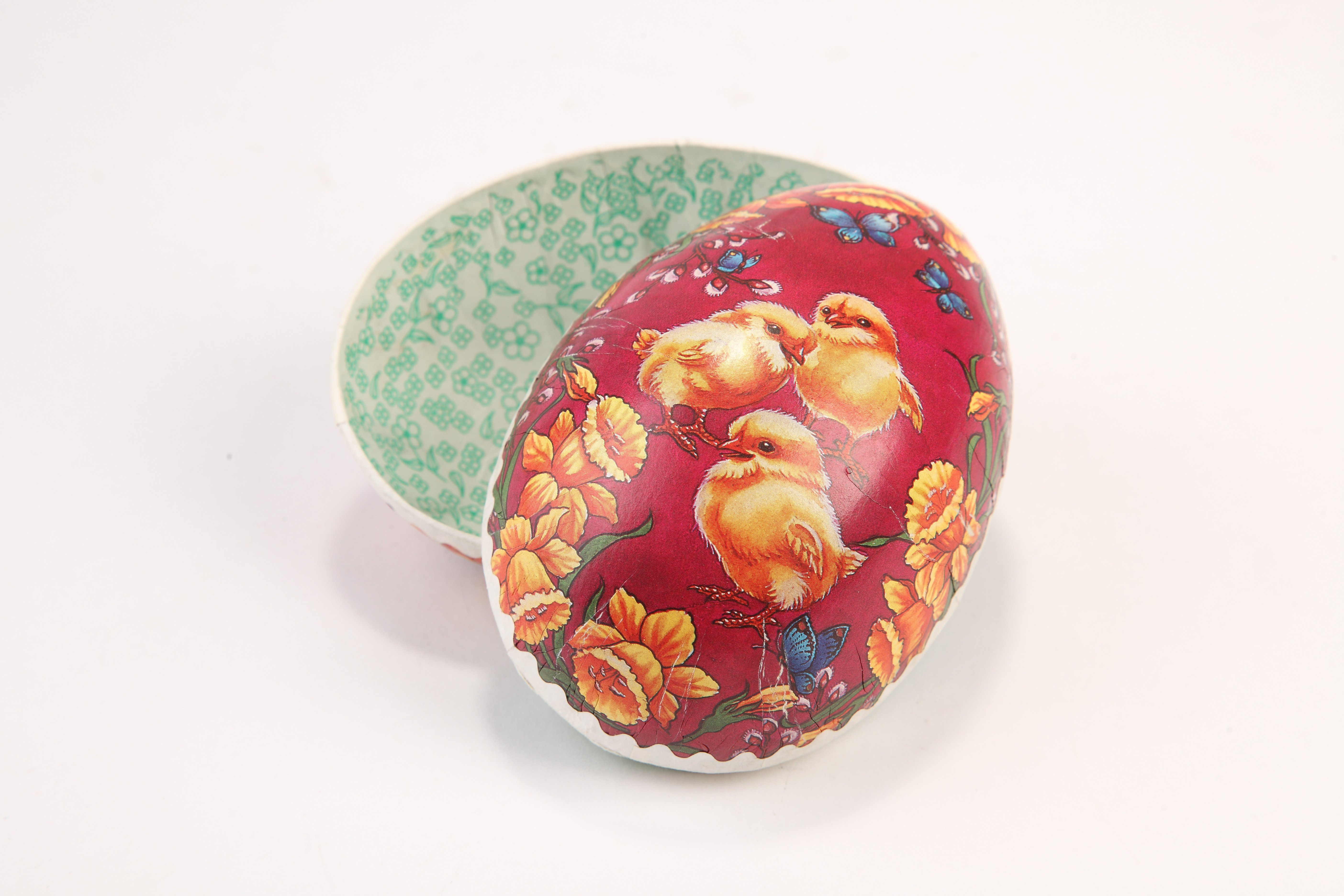 Húsvéti tojás (Dütni) színes papírmasé két félből, mindkettőn virágok közt 3 csirke. Belseje zöld apróvirágos tap� (Magyar Kereskedelmi és Vendéglátóipari Múzeum CC BY-NC-SA)