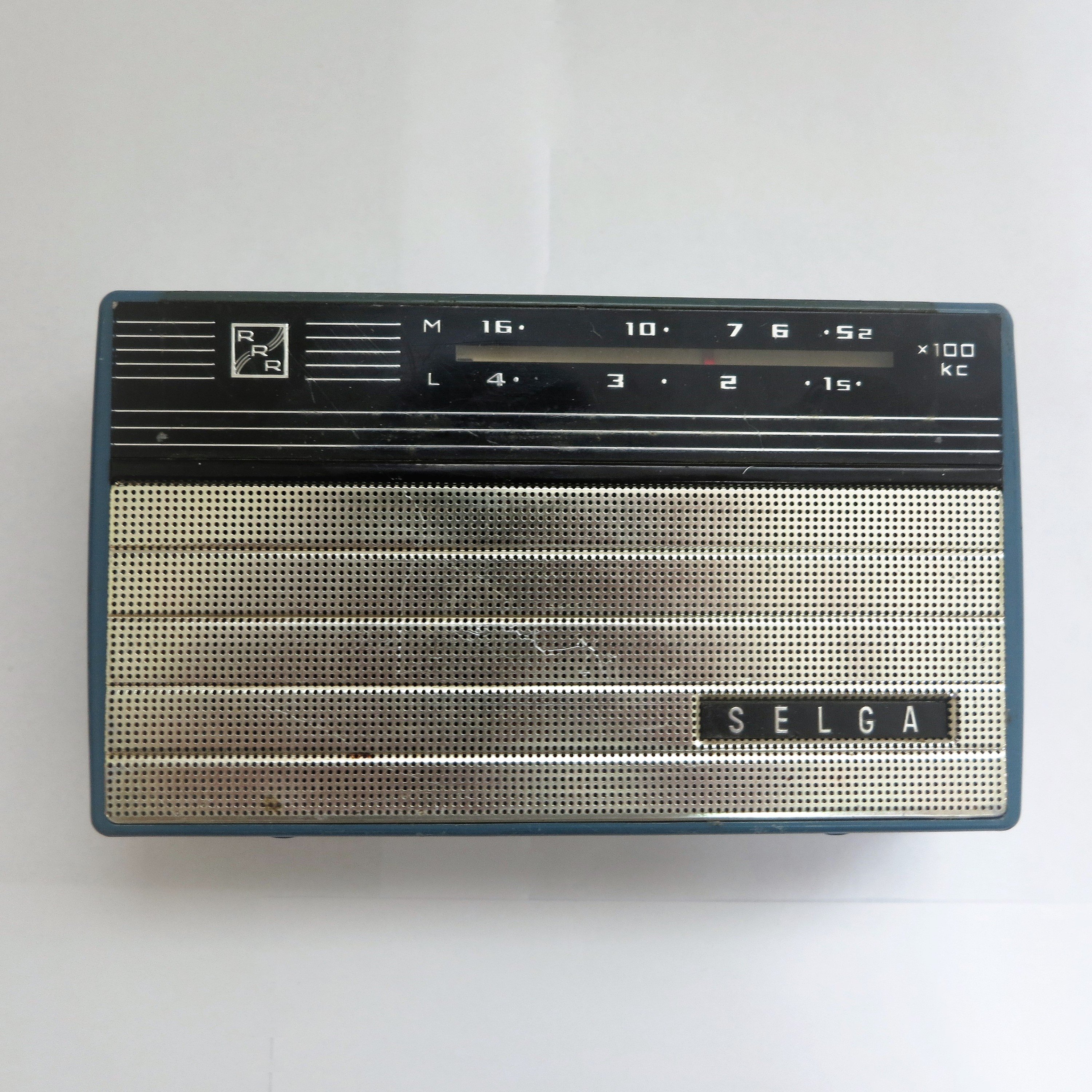 Kézi rádiók és töltő (Sziklakórház Atombunker Múzeum CC BY-NC-SA)