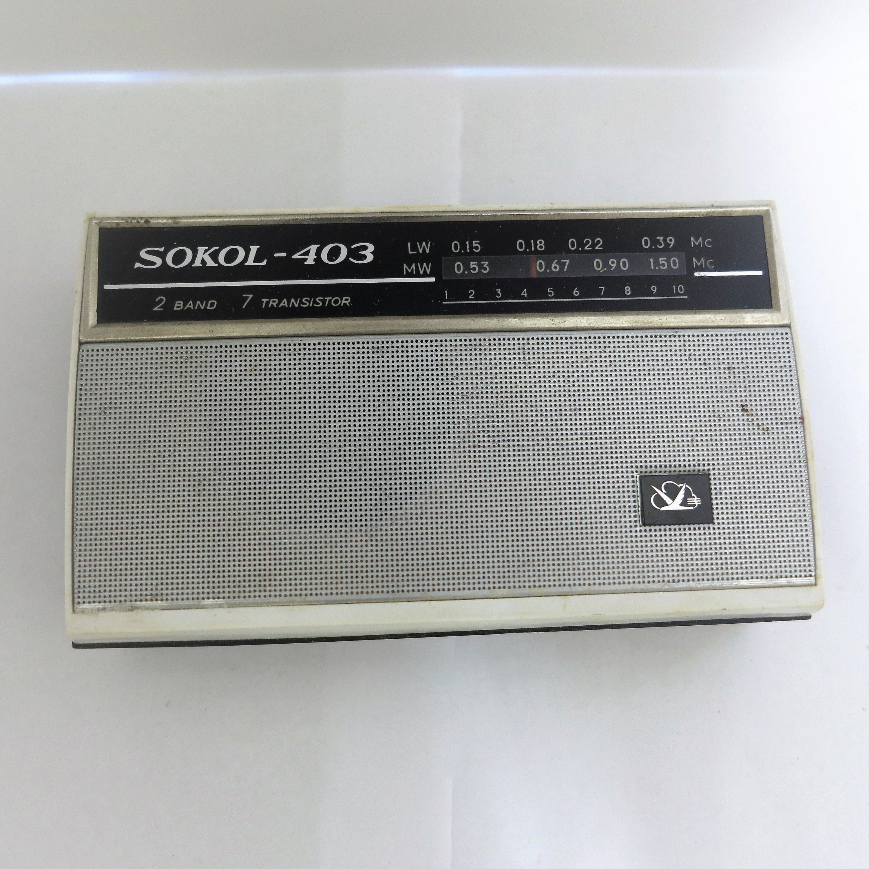 Kézi rádió és doboza (Sziklakórház Atombunker Múzeum CC BY-NC-SA)