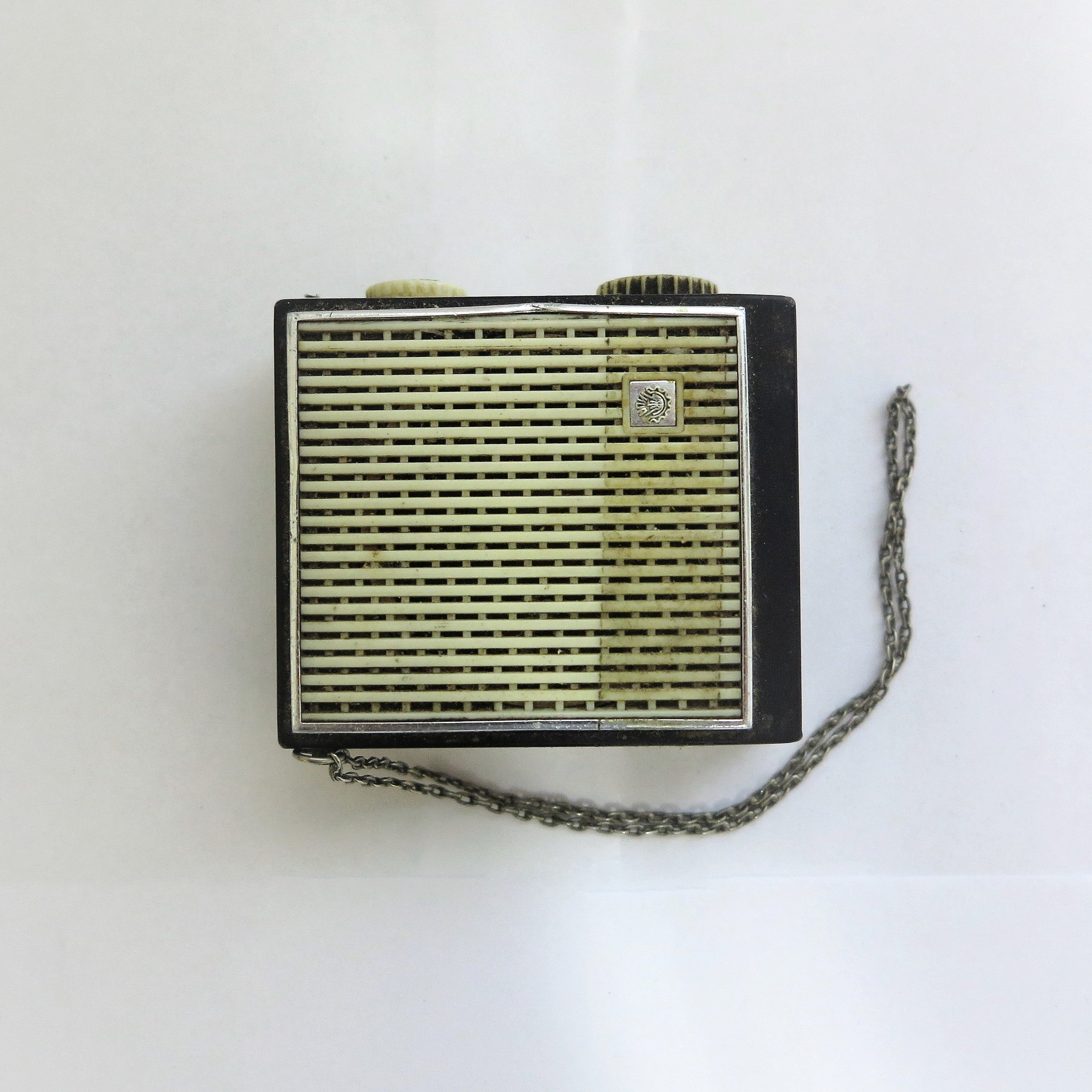 Kicsi kézi rádió (Sziklakórház Atombunker Múzeum CC BY-NC-SA)