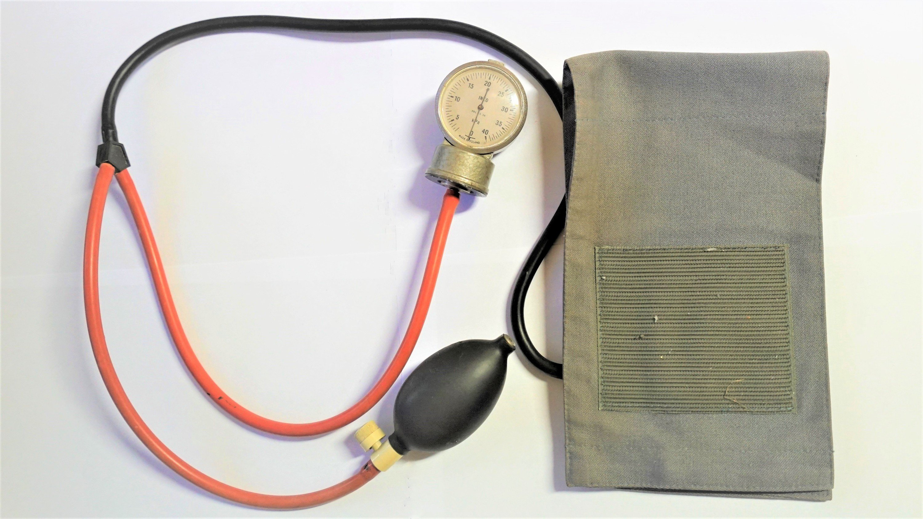 Vérnyomásmérő készlet (Sziklakórház Atombunker Múzeum CC BY-NC-SA)