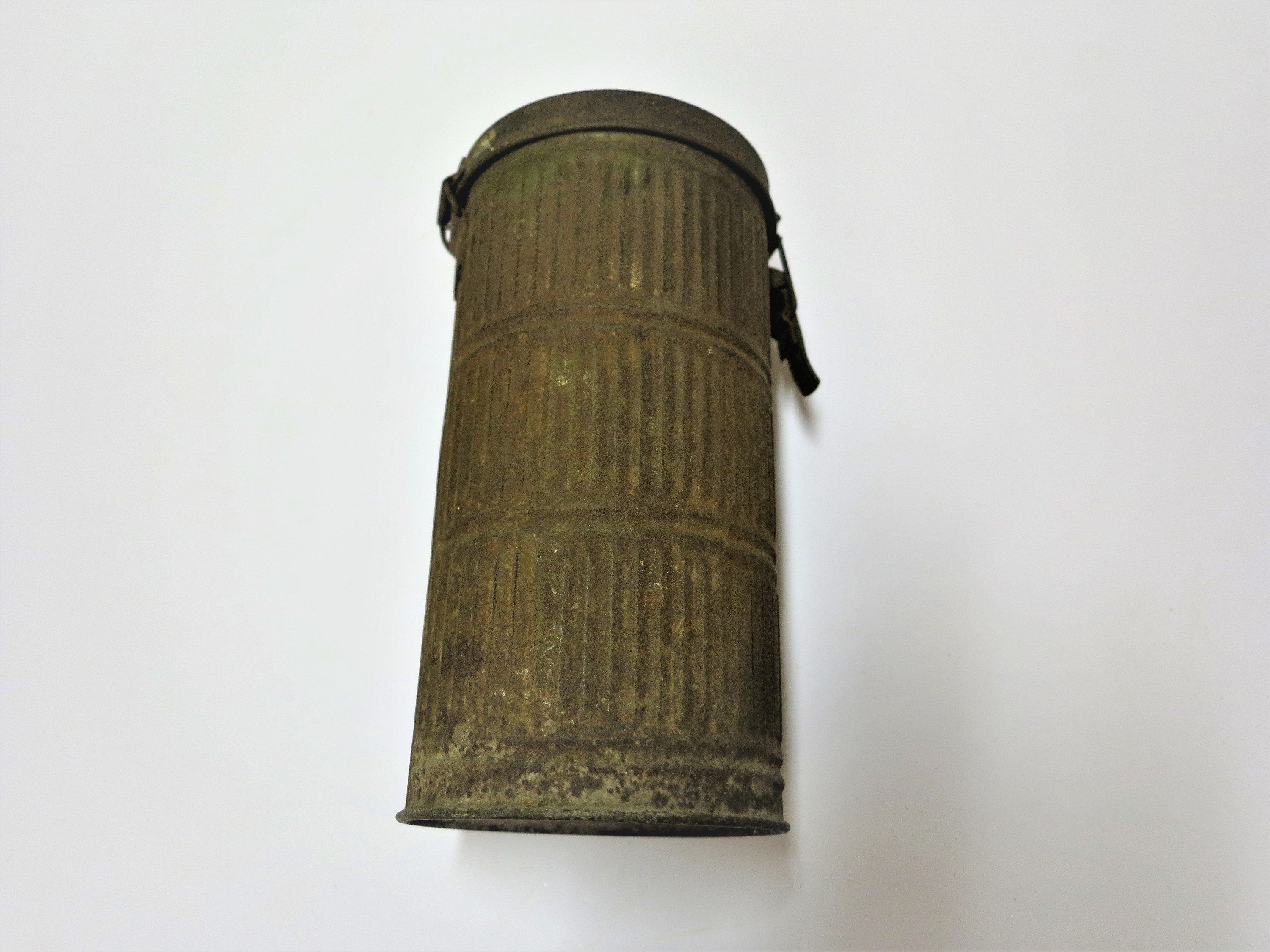Gázálarc tartó (Sziklakórház Atombunker Múzeum CC BY-NC-SA)