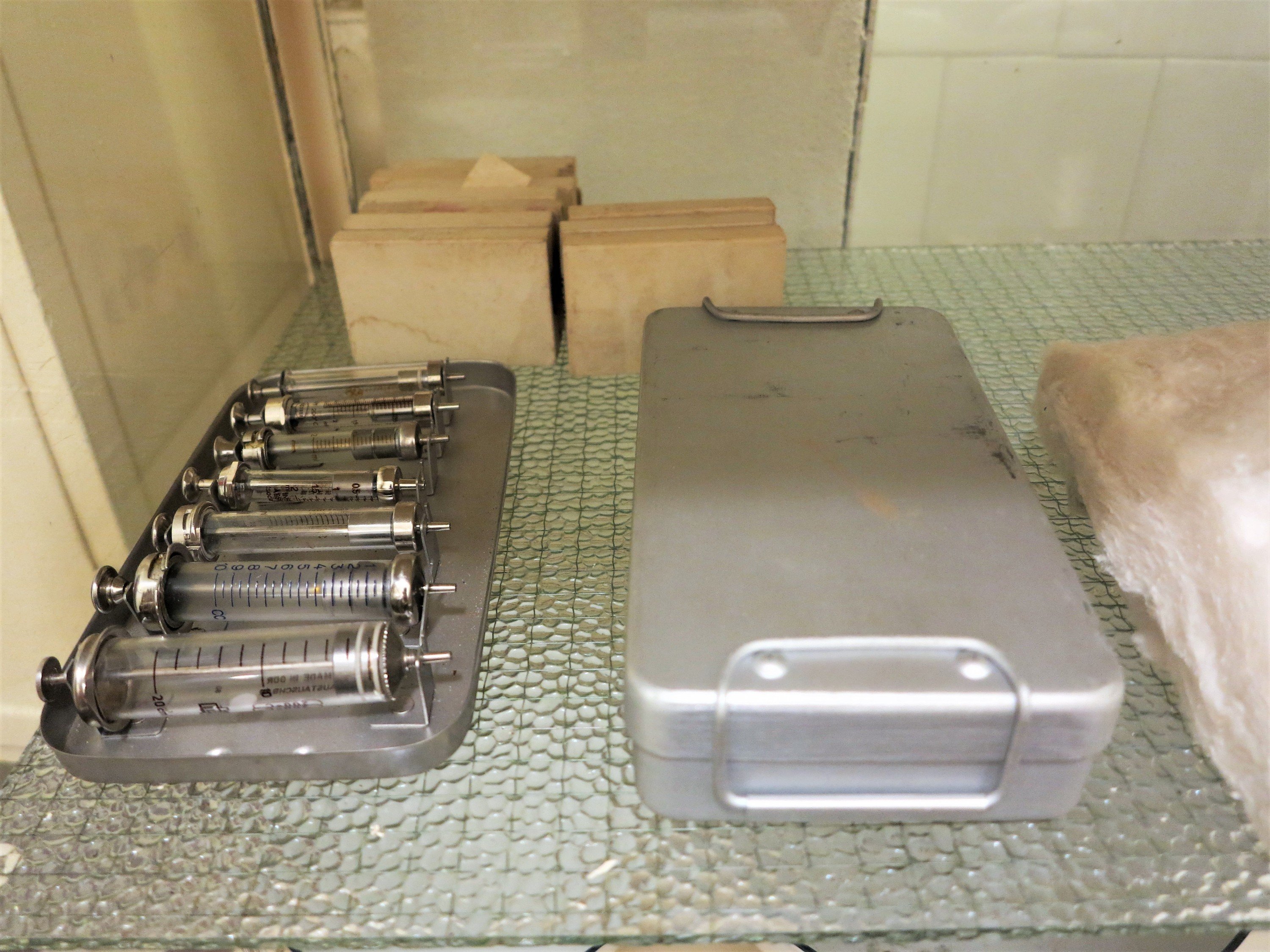 Fecskendő sterilizáló doboz (Sziklakórház Atombunker Múzeum CC BY-NC-SA)