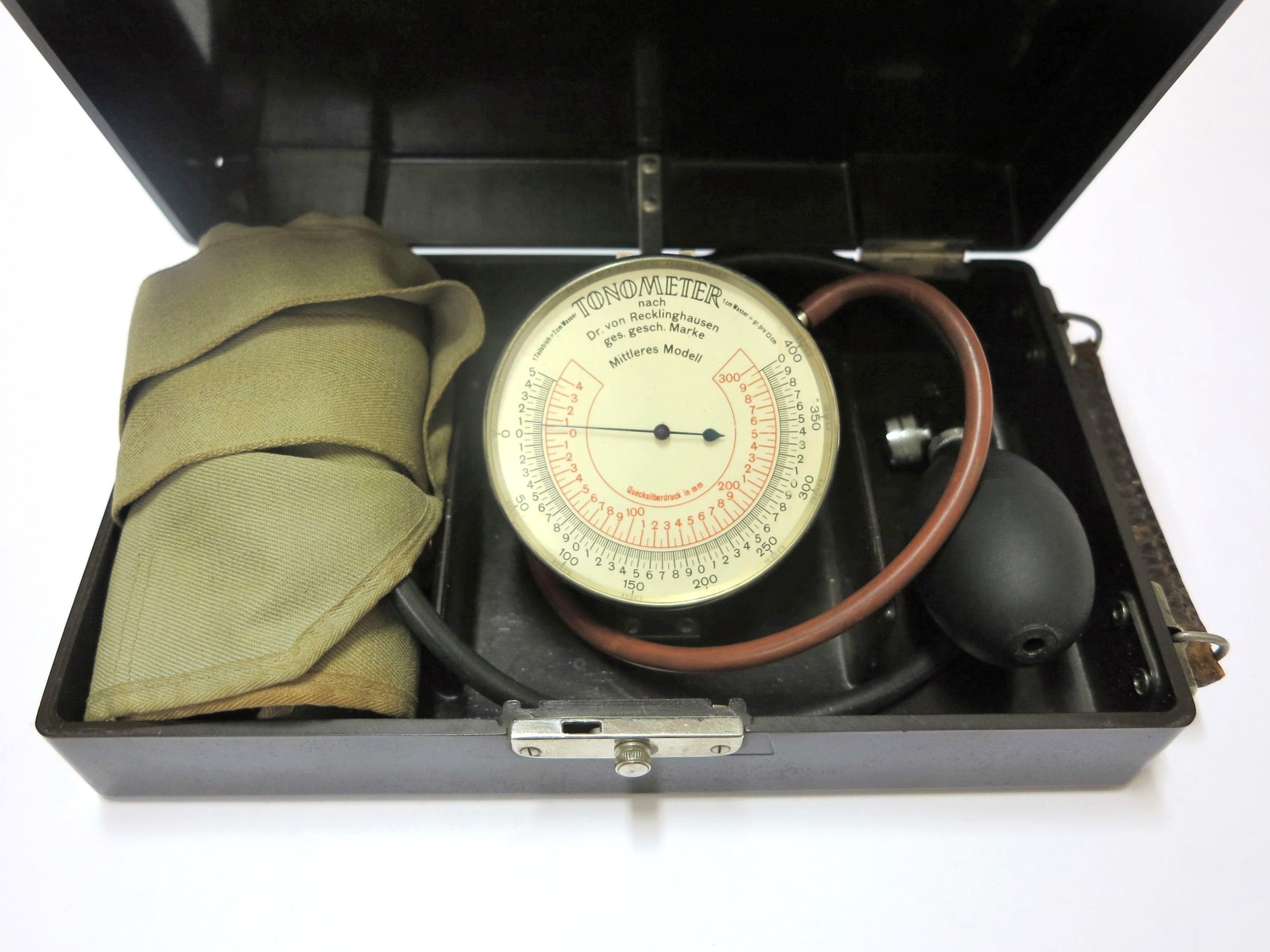 Vérnyomásmérő (Sziklakórház Atombunker Múzeum CC BY-NC-SA)