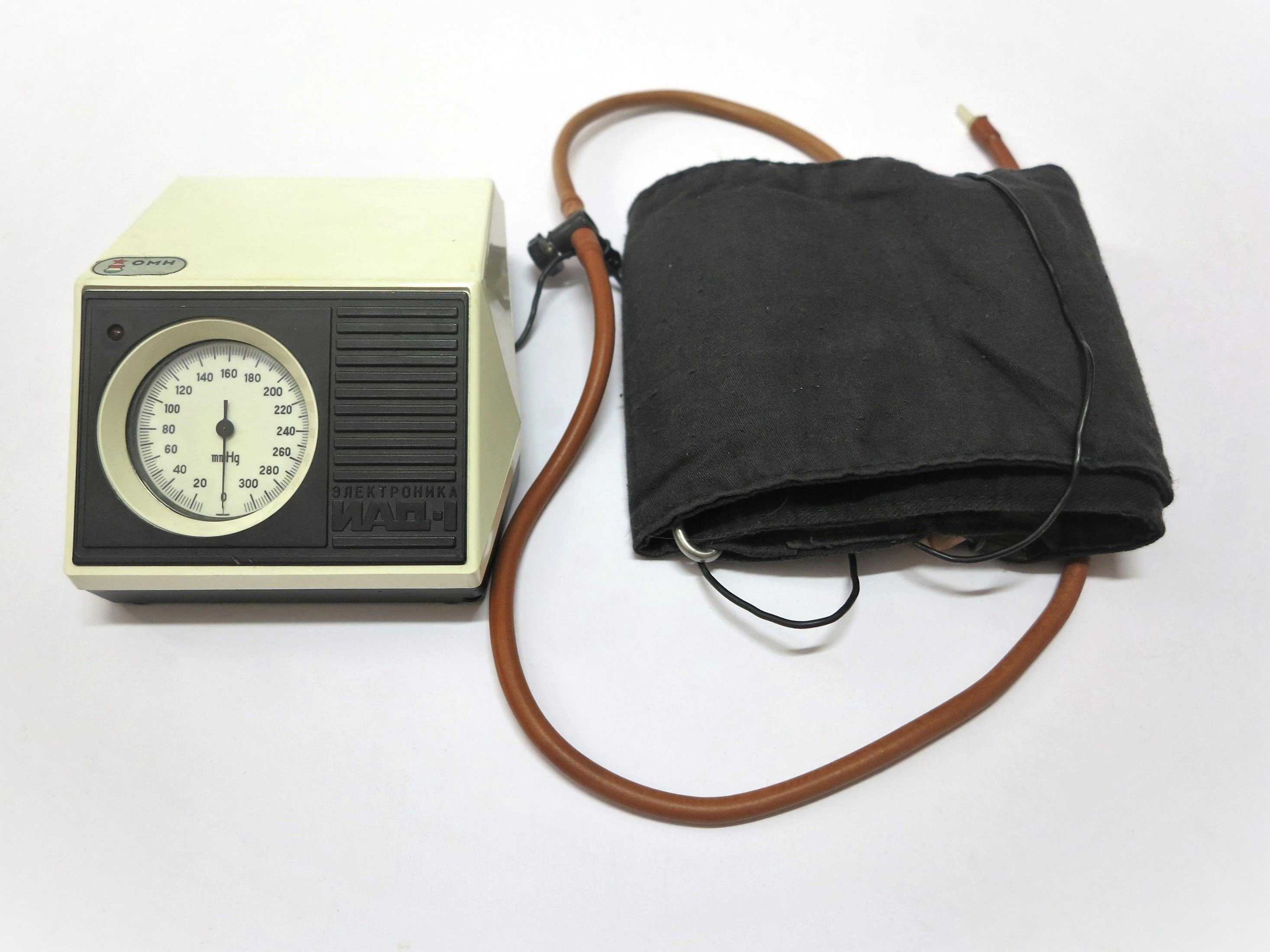 Automata vérnyomásmérő (Sziklakórház Atombunker Múzeum CC BY-NC-SA)