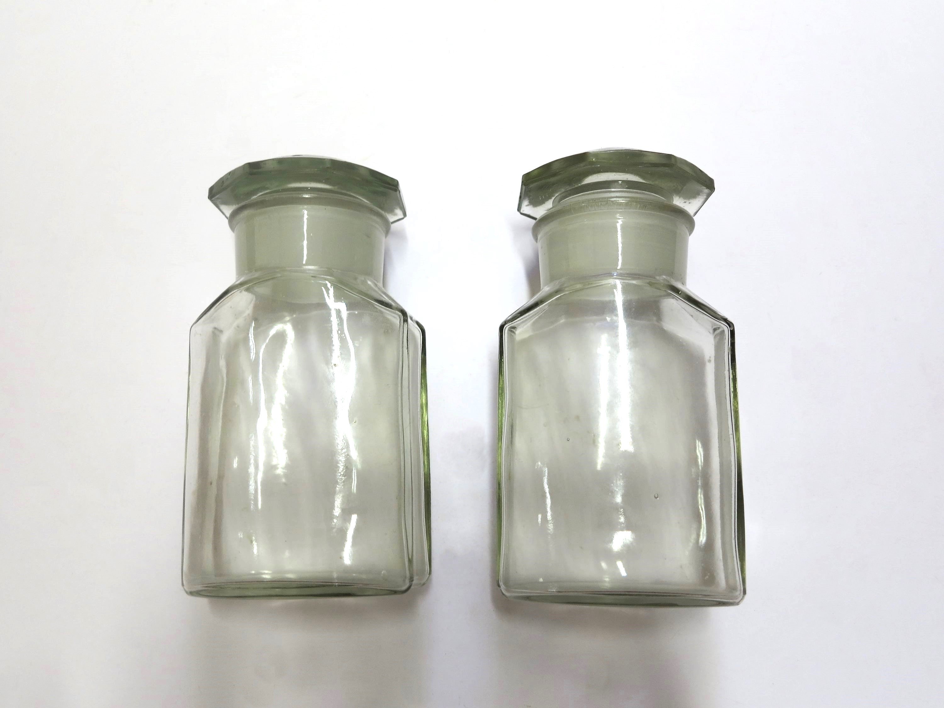Gyógyszerészeti tároló palackok (Sziklakórház Atombunker Múzeum CC BY-NC-SA)