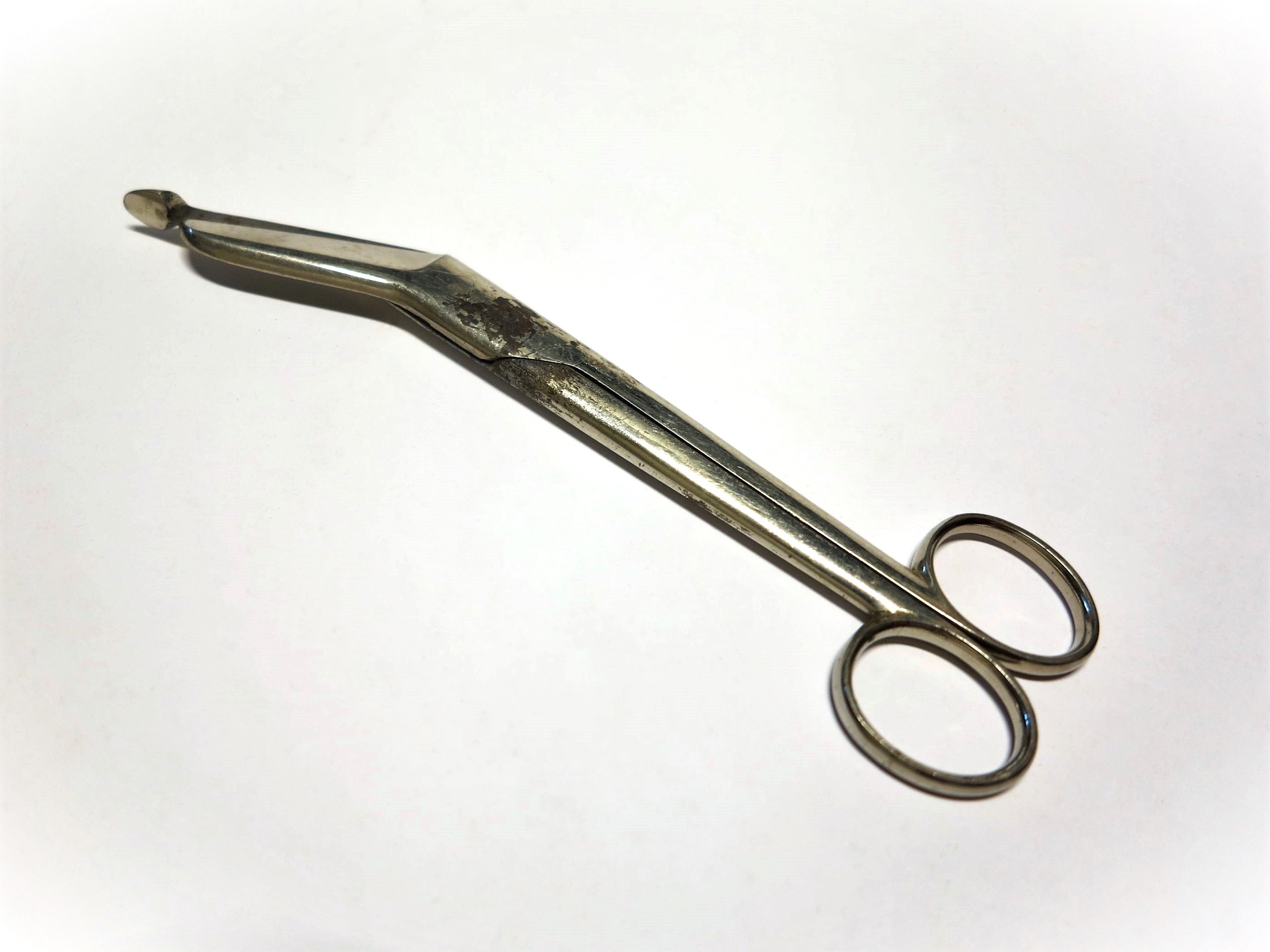 Kötésvágó olló (Sziklakórház Atombunker Múzeum CC BY-NC-SA)