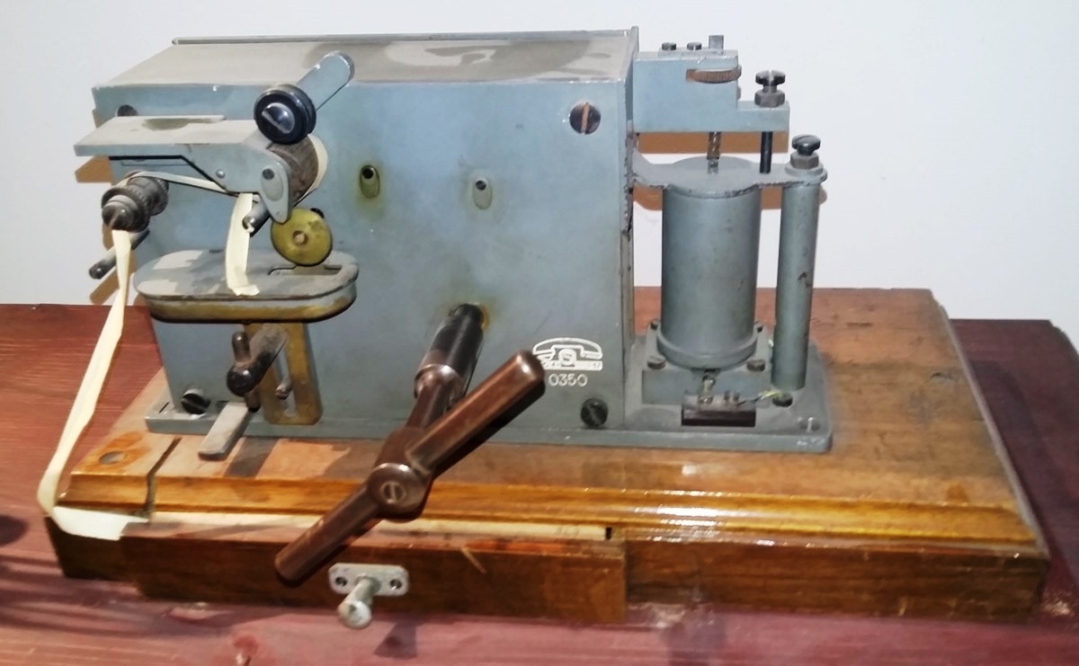 Morse rendszerű kékíró távíró, (Svéd és Tsa) (Postamúzeum CC BY-NC-SA)
