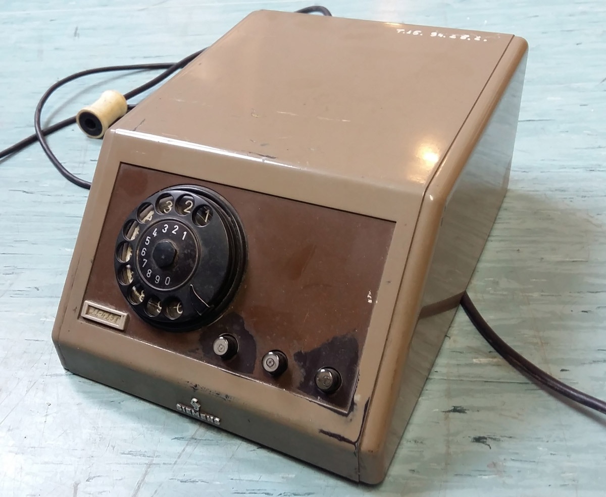 Központhívó berendezés, szekrényben elhelyezve (Postamúzeum CC BY-NC-SA)