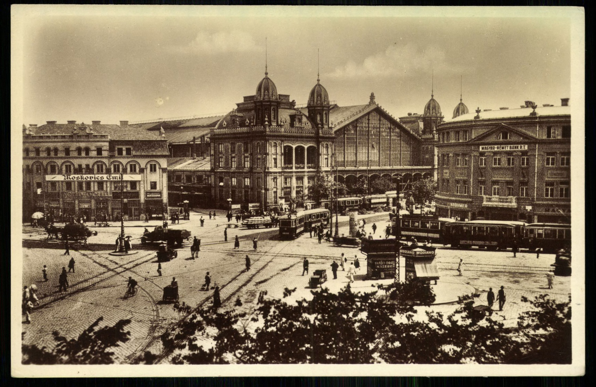 Budapest; Berlini tér a Nyugati pályaudvarral (Magyar Kereskedelmi és Vendéglátóipari Múzeum CC BY-NC-ND)