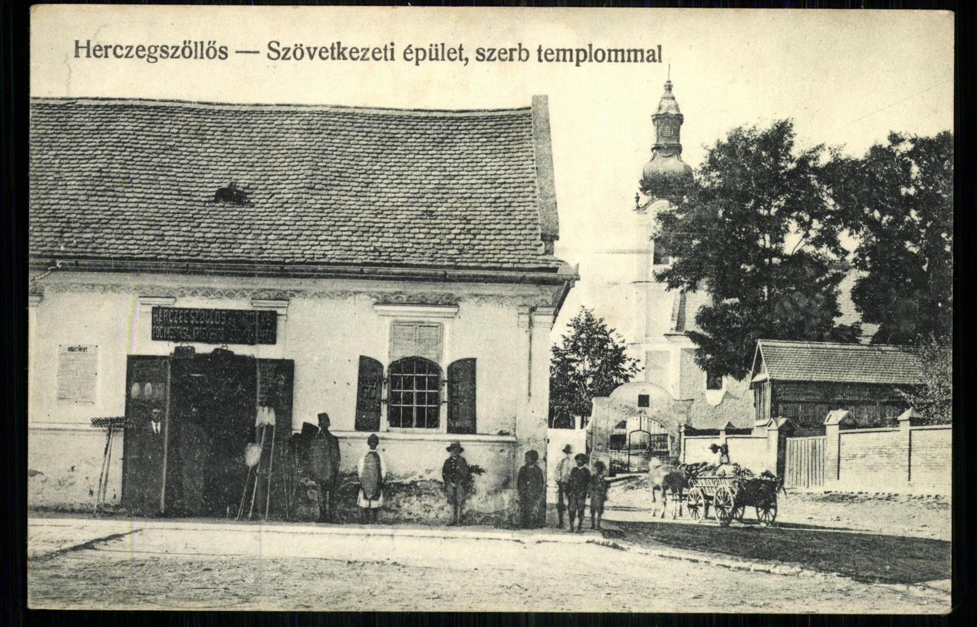 Hercegszőllős; Szövetkezeti épület, szerb templommal (Magyar Kereskedelmi és Vendéglátóipari Múzeum CC BY-NC-ND)