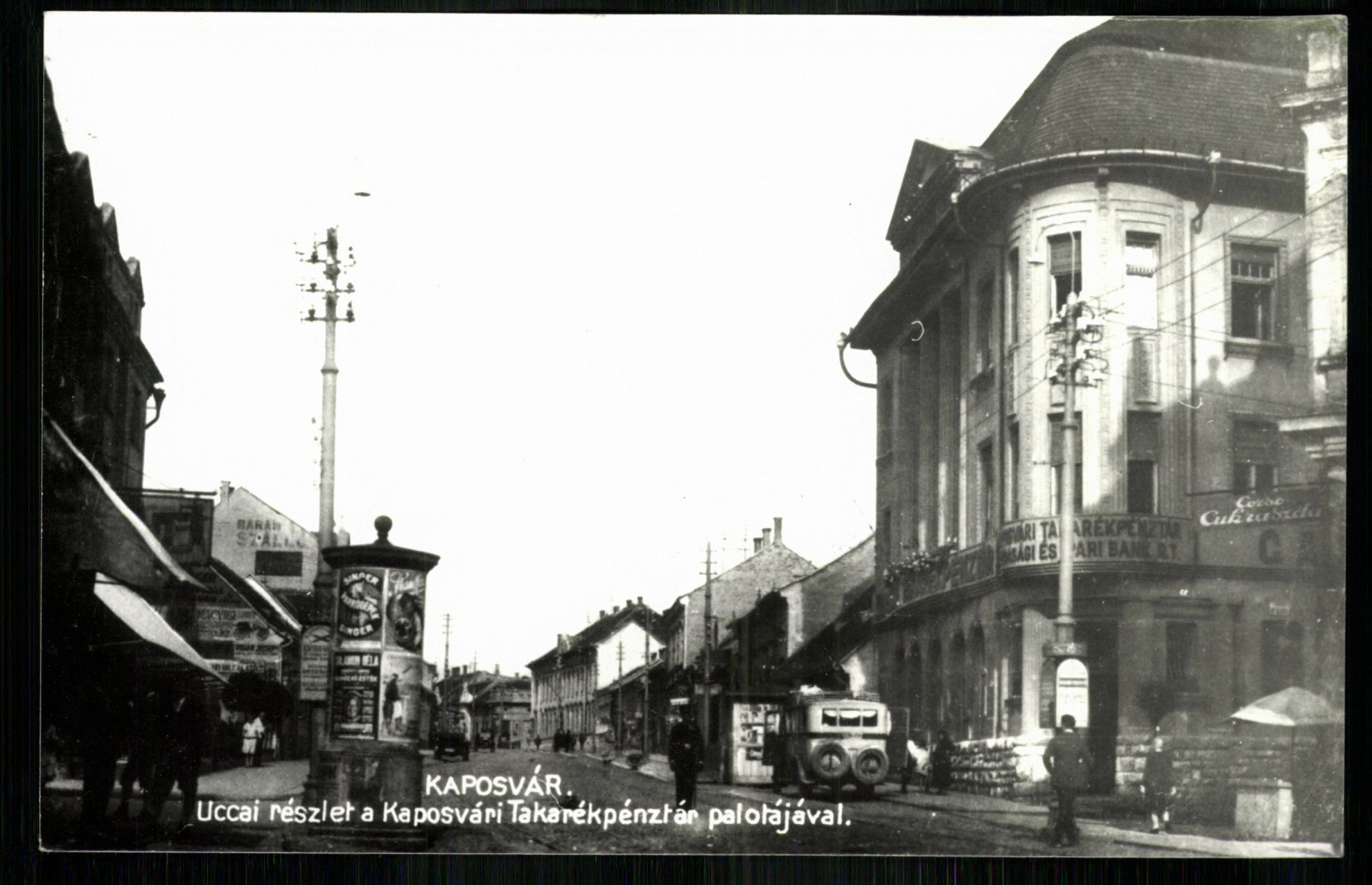 Kaposvár; Utcai részlet a Kaposvári Takarékpénztár palotájával (Magyar Kereskedelmi és Vendéglátóipari Múzeum CC BY-NC-ND)