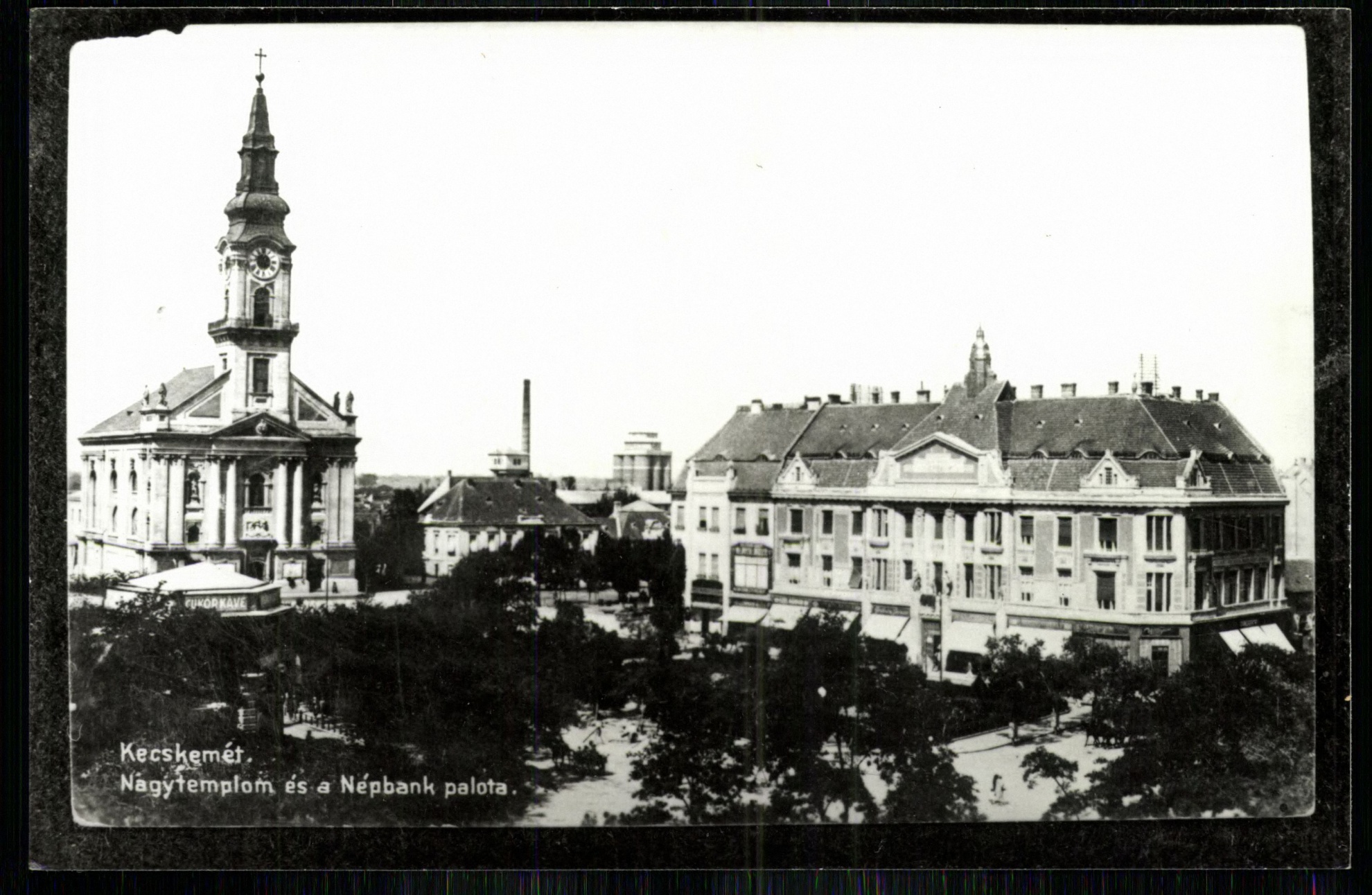 Kecskemét; Nagytemplom és a Népbank palota (Magyar Kereskedelmi és Vendéglátóipari Múzeum CC BY-NC-ND)