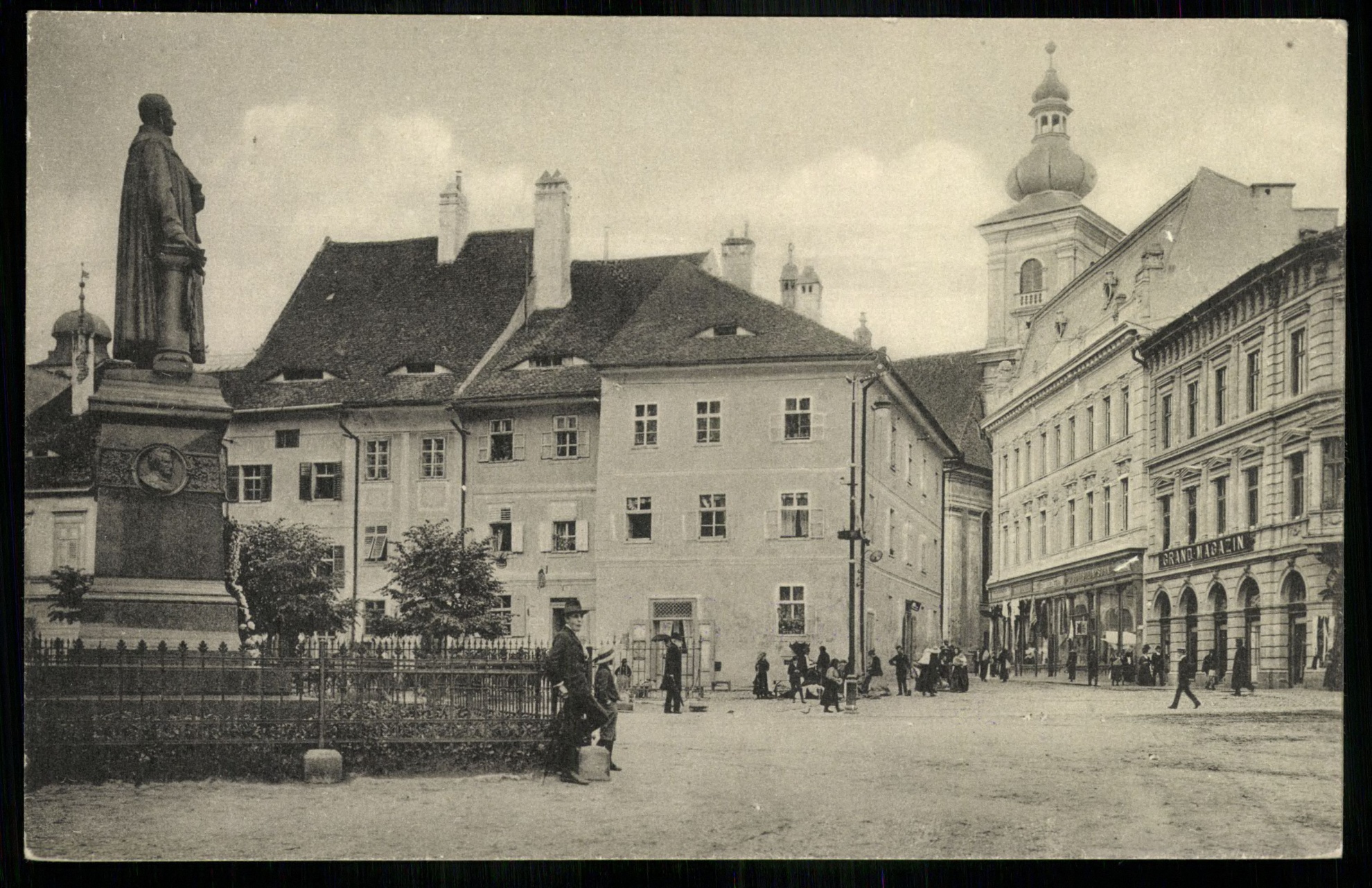 Nagyszeben; Heutplatz mit Bischof Teutsch-Denkmal (Magyar Kereskedelmi és Vendéglátóipari Múzeum CC BY-NC-ND)