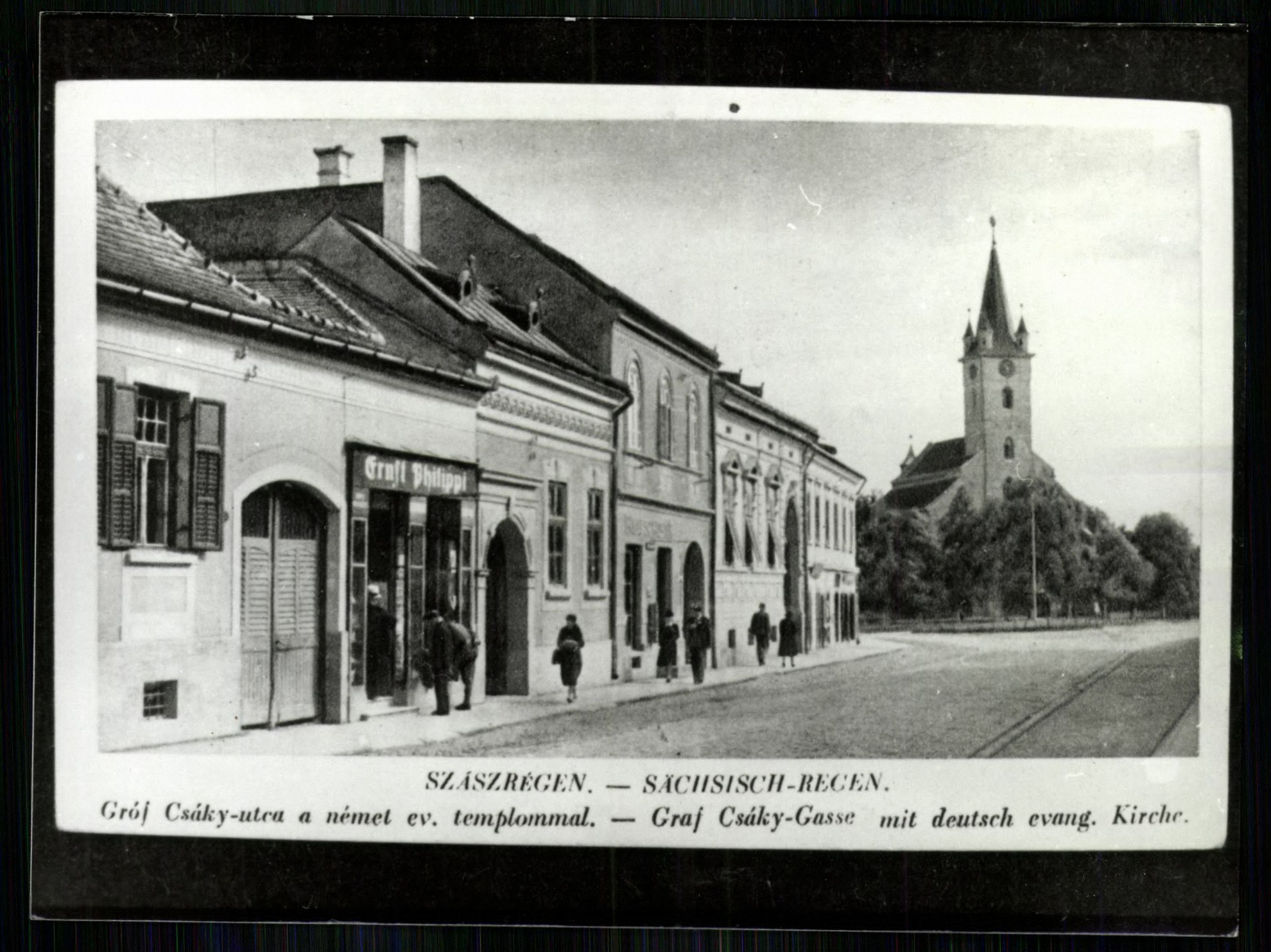 Szászrégen; Gróf Csáky utca a német evangélikus templommal (Magyar Kereskedelmi és Vendéglátóipari Múzeum CC BY-NC-ND)