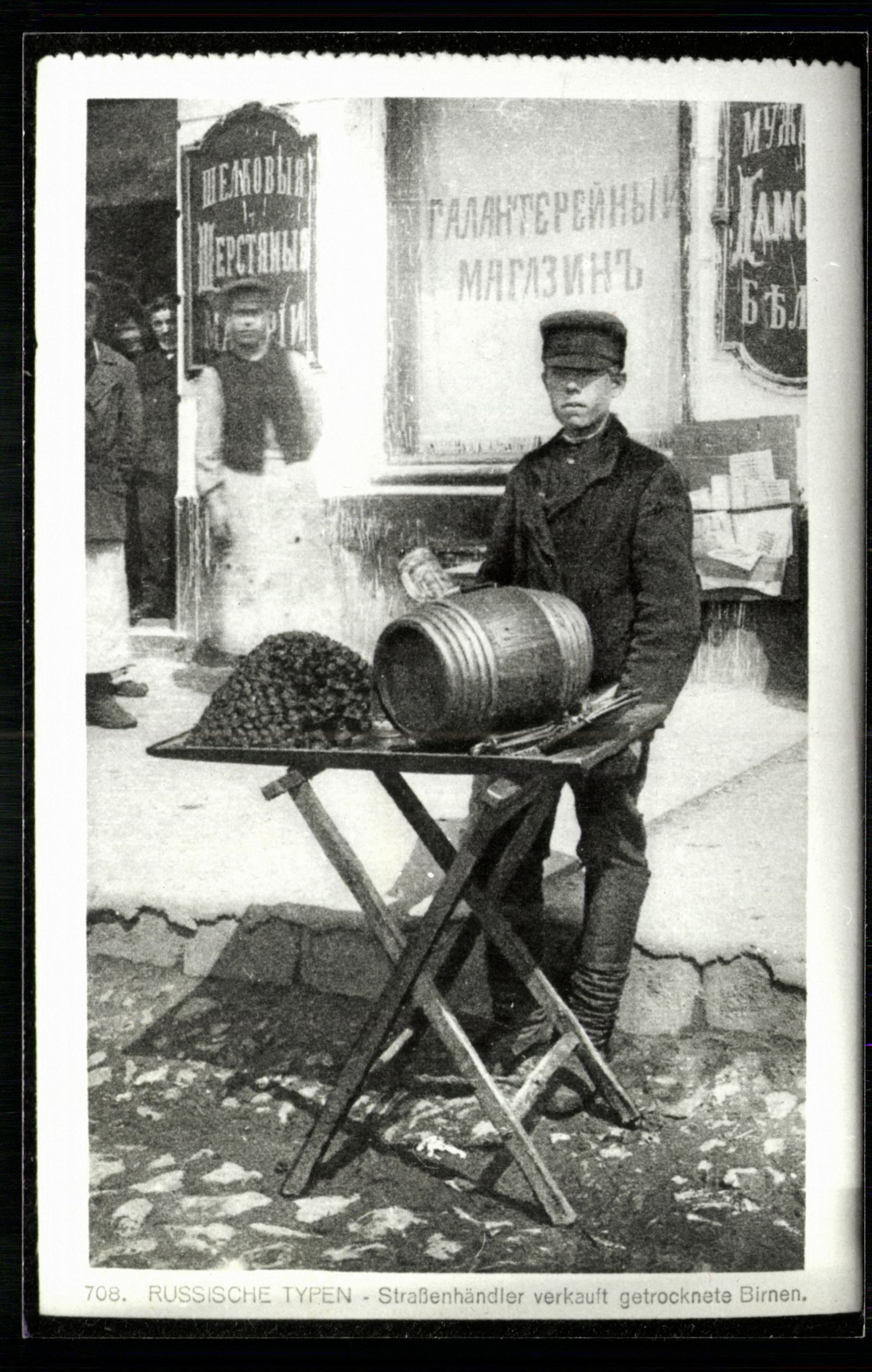 Russische typen - Strassenhändler verkauft getroknete Birnen (Magyar Kereskedelmi és Vendéglátóipari Múzeum CC BY-NC-ND)