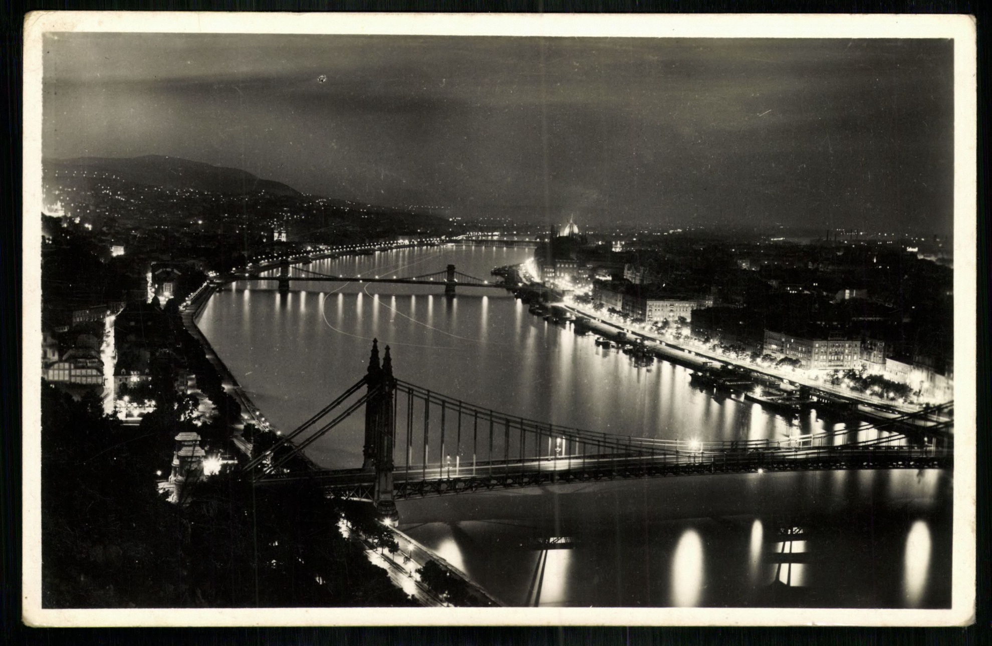Budapest éjjel. Dunai látkép (Magyar Kereskedelmi és Vendéglátóipari Múzeum CC BY-NC-ND)
