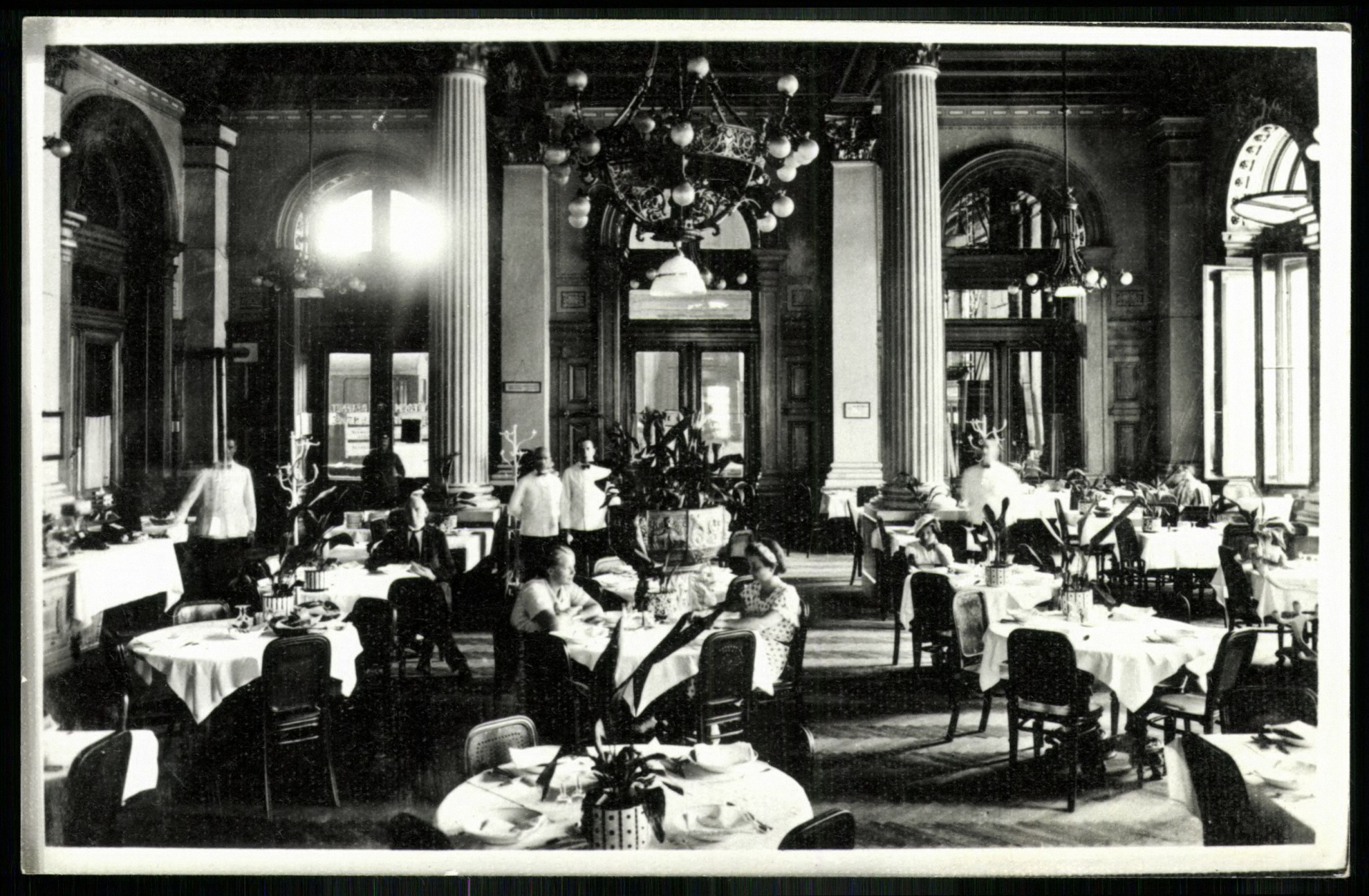 Kurz étterem. Budapest, Keleti pályaudvar (Magyar Kereskedelmi és Vendéglátóipari Múzeum CC BY-NC-ND)