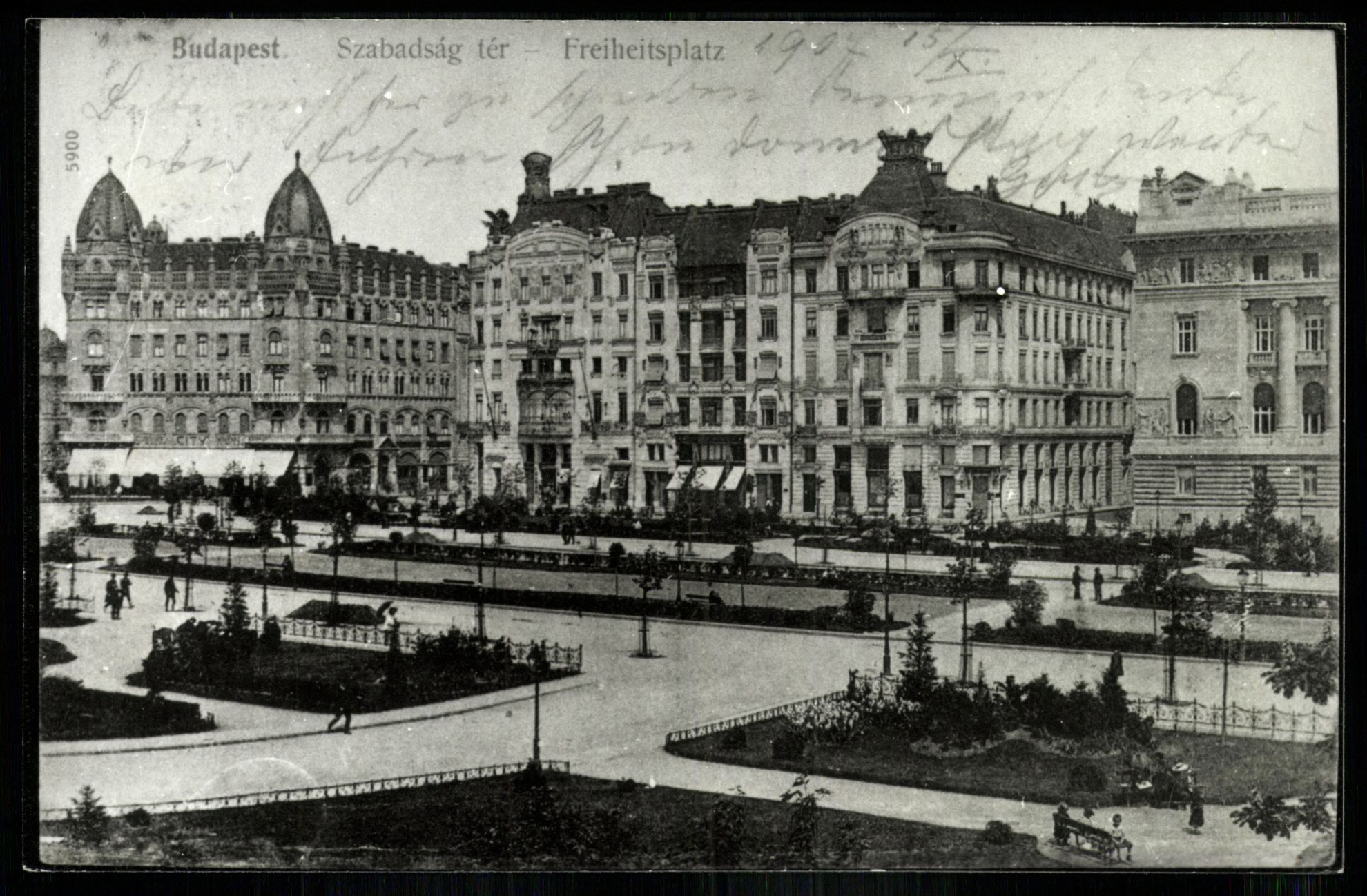Budapest Szabadság tér. Bal oldalt City kávéház (Magyar Kereskedelmi és Vendéglátóipari Múzeum CC BY-NC-ND)