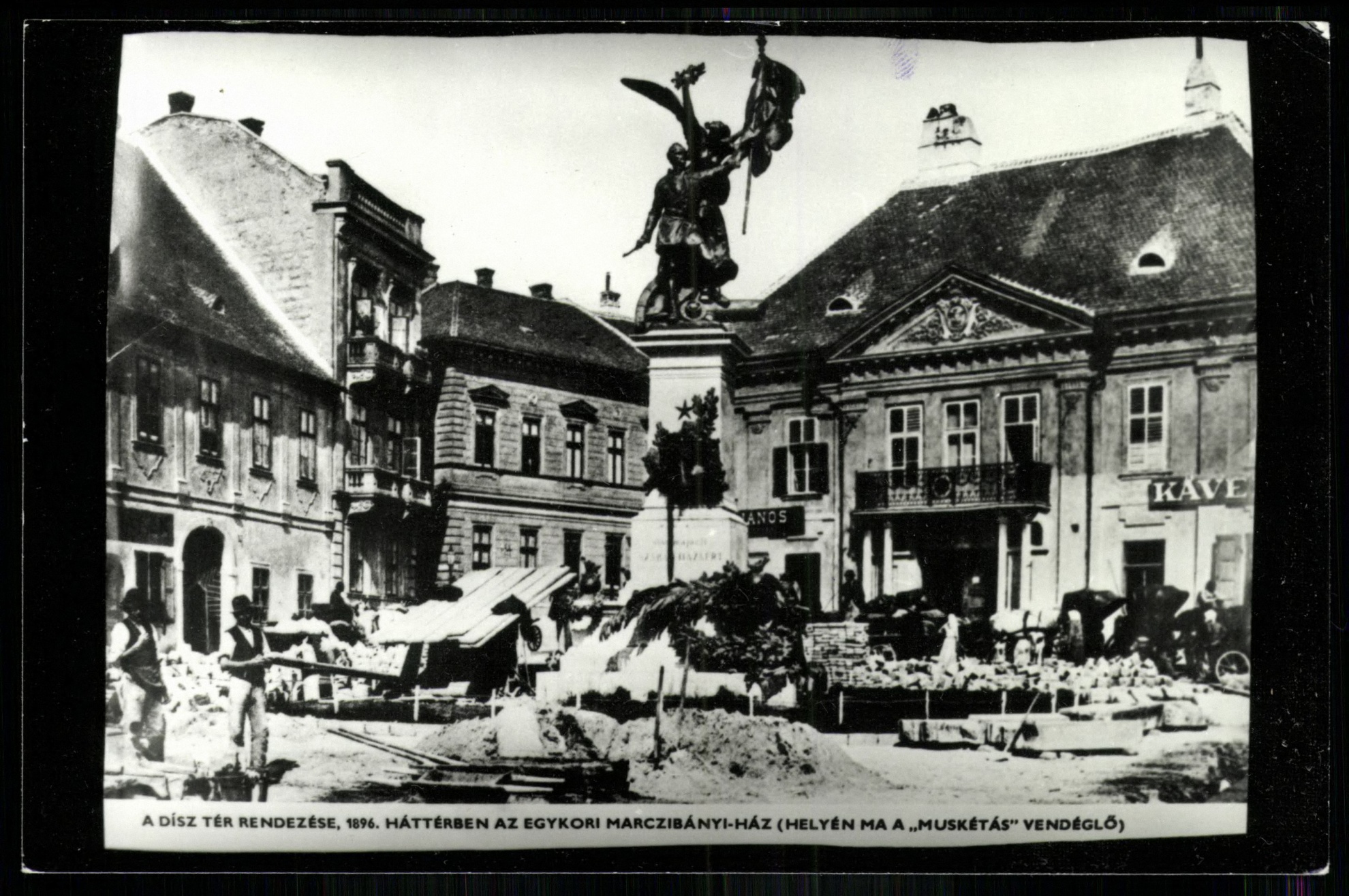 A Dísz tér rendezése, 1896. Háttérben az egykori Marczibányi-ház (Helyén ma a „Muskétás” vendéglő). Dísz téri Kávéház (Magyar Kereskedelmi és Vendéglátóipari Múzeum CC BY-NC-ND)